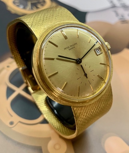 Patek Philippe Calatrava in 18k Yellow gold on an 18 K PP integrated bracelet, Champagne dial Ref. 3445/6 Serial # 324.831 Ca. 1968 Archive Extract, 6 month EWG Warranty . - Image 4