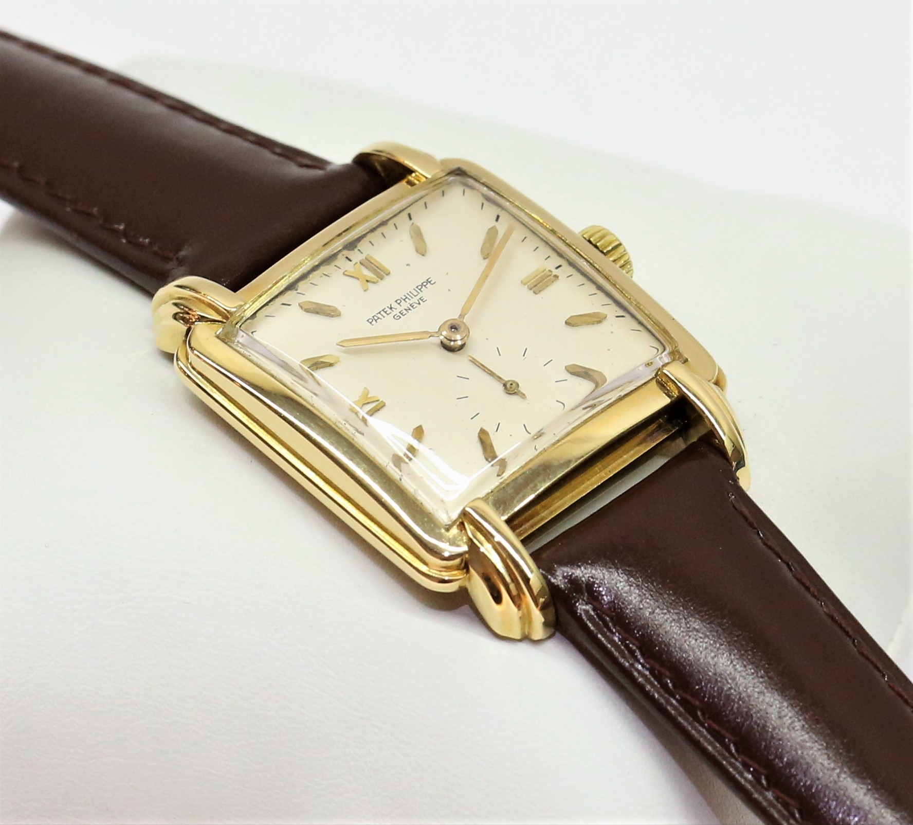 Patek Philippe gents vintage case reference 2437, manufactured 1951, manual winding calibre 10'200, stepped case & case lugs.
