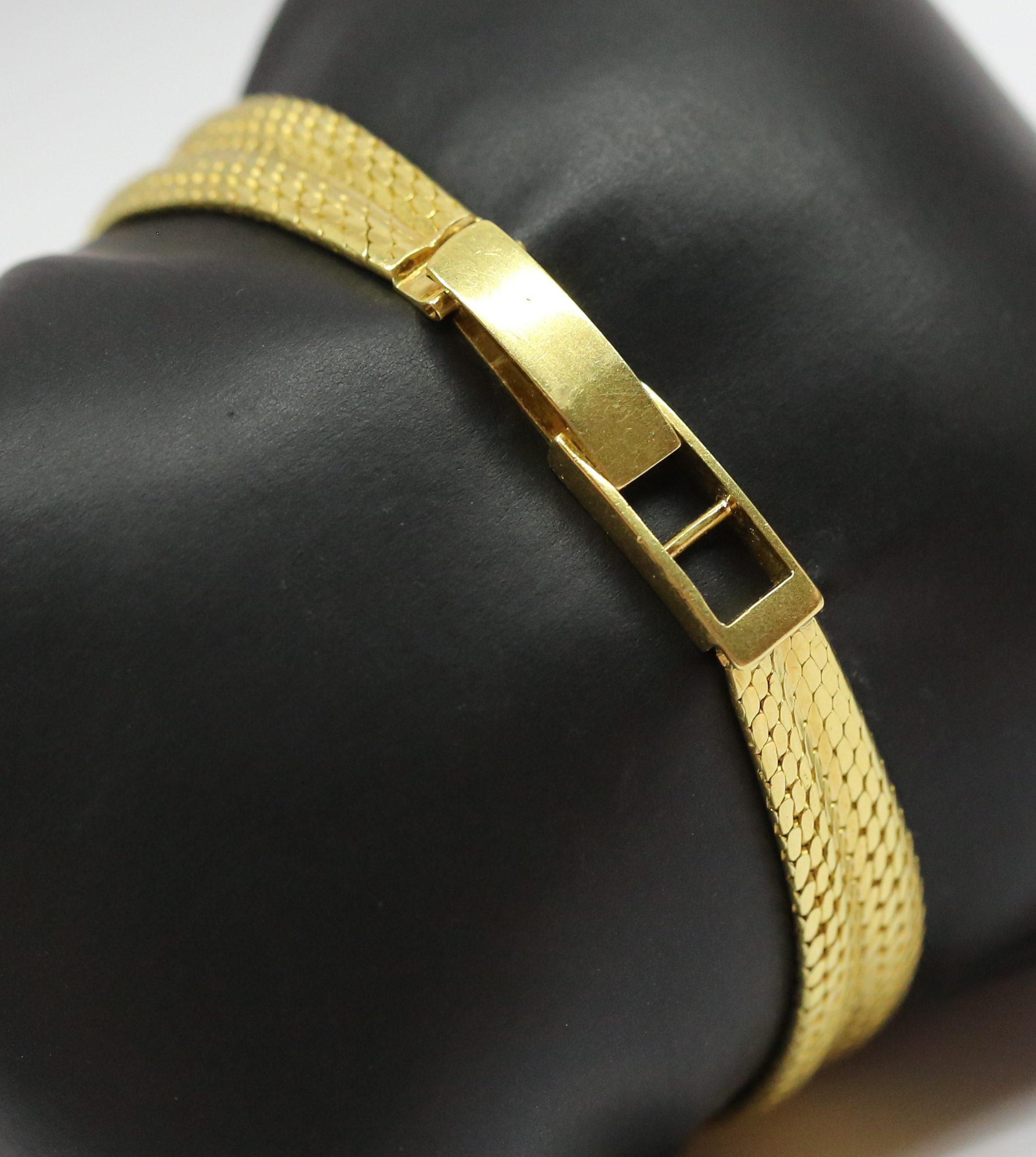 Jaeger LeCoultre Vintage ladies cocktail watch, Manual Winding, in 18ct Yellow Gold on bracelet, Silver index Dial - Image 5