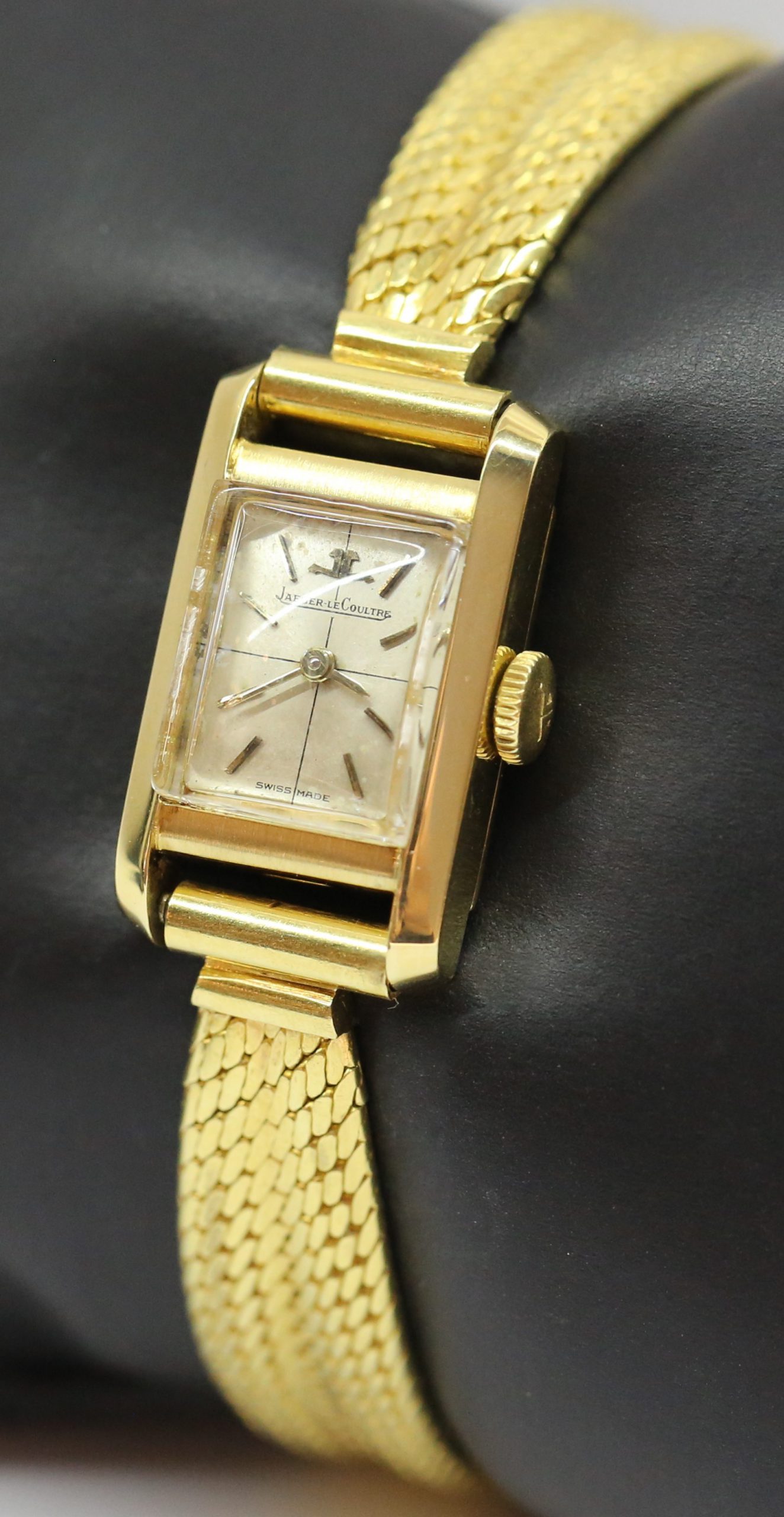 Jaeger LeCoultre Vintage ladies cocktail watch, Manual Winding, in 18ct Yellow Gold on bracelet, Silver index Dial - Image 2