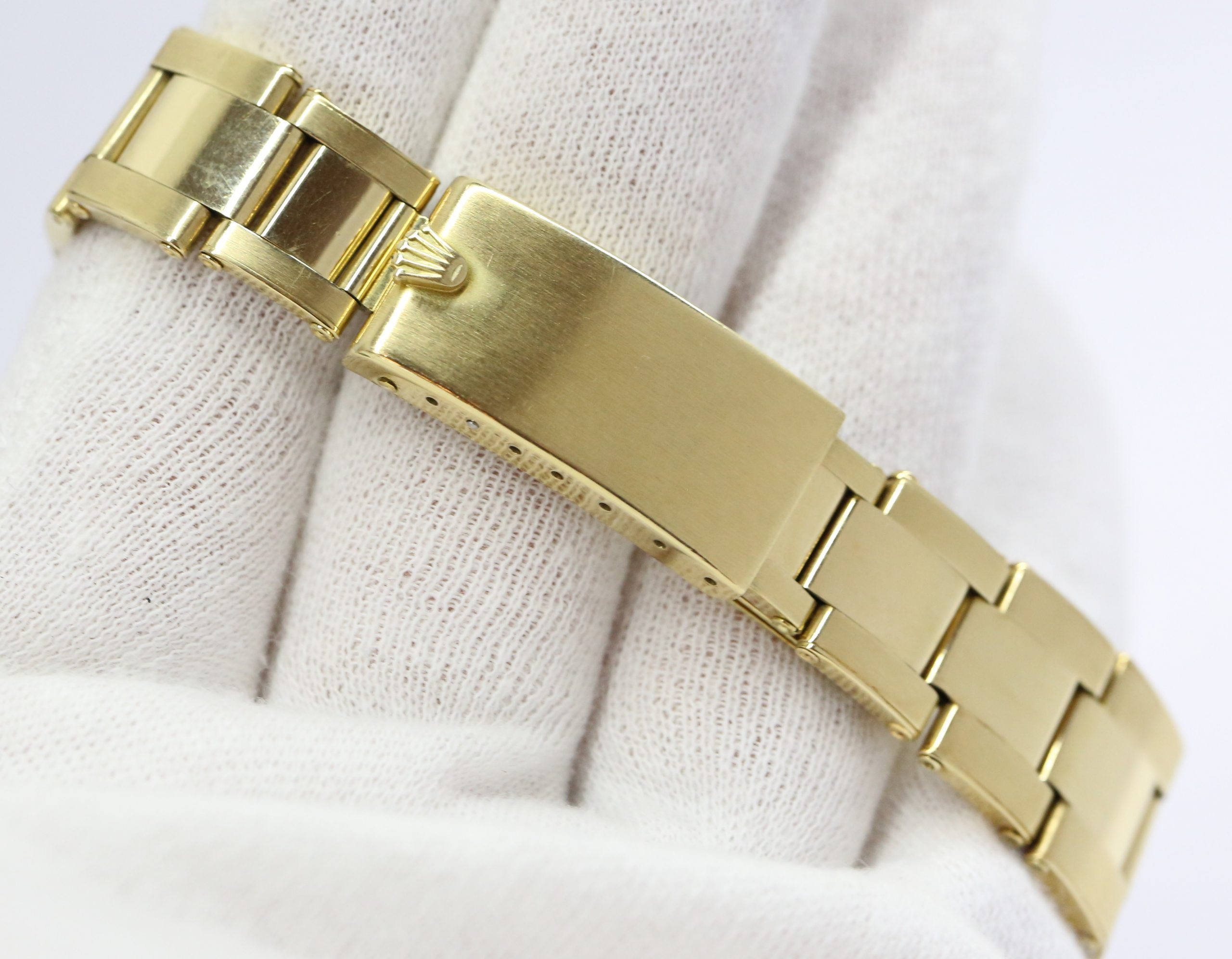 Rolex Oyster Perpetual Date in 14ct Yellow Gold with Blue index Dial 34mm on 14ct Yellow Gold Oyster Bracelet, Ca. 1981 Ref: 15037 - Image 6