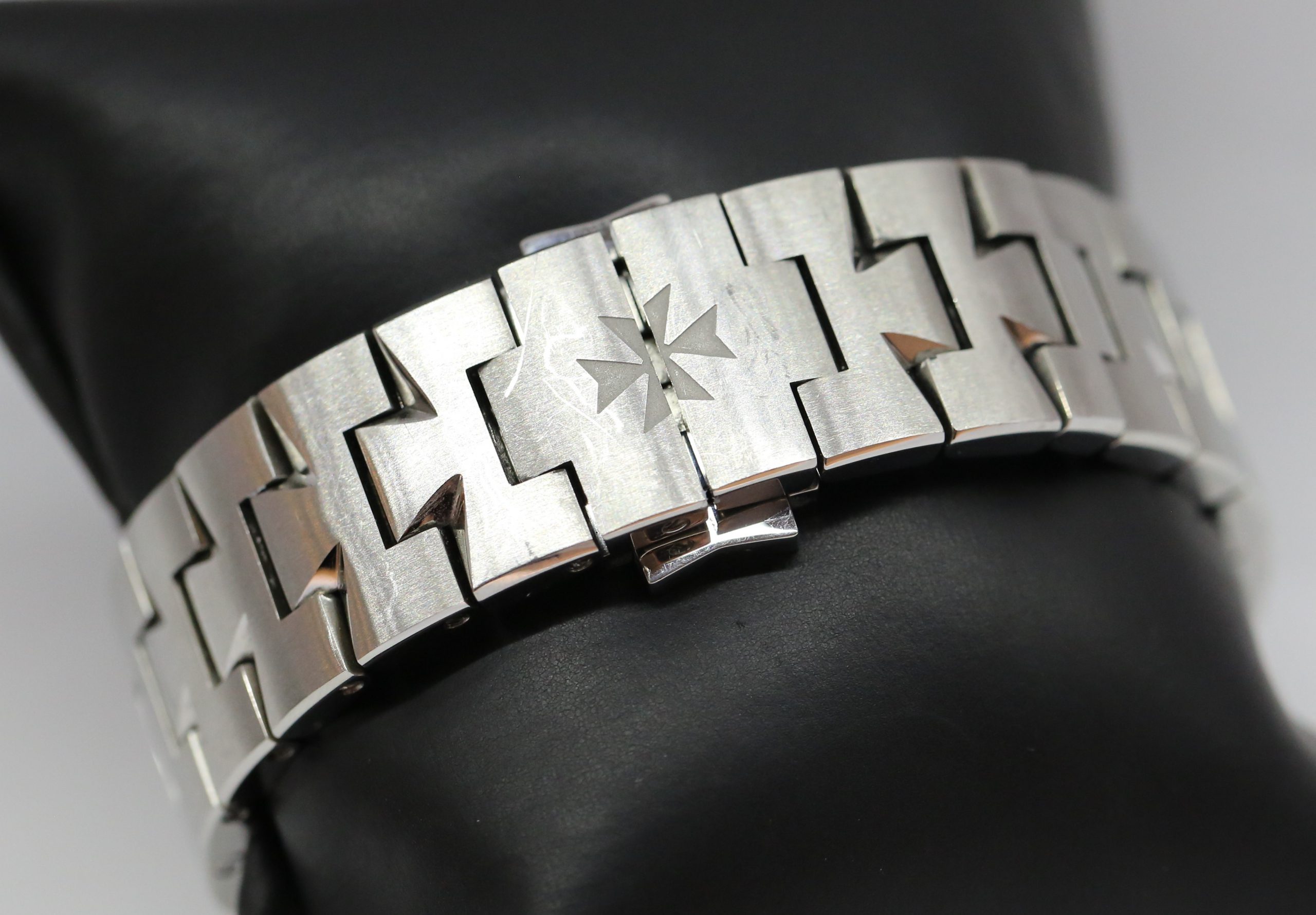 Vacheron Constantin Overseas Chronograph, 42mm Stainless Steel Case on Stainless Steel Vacheron Constantin Bracelet, Reference: 49150, Circa: 2015, Complete with Box & Papers - Image 5