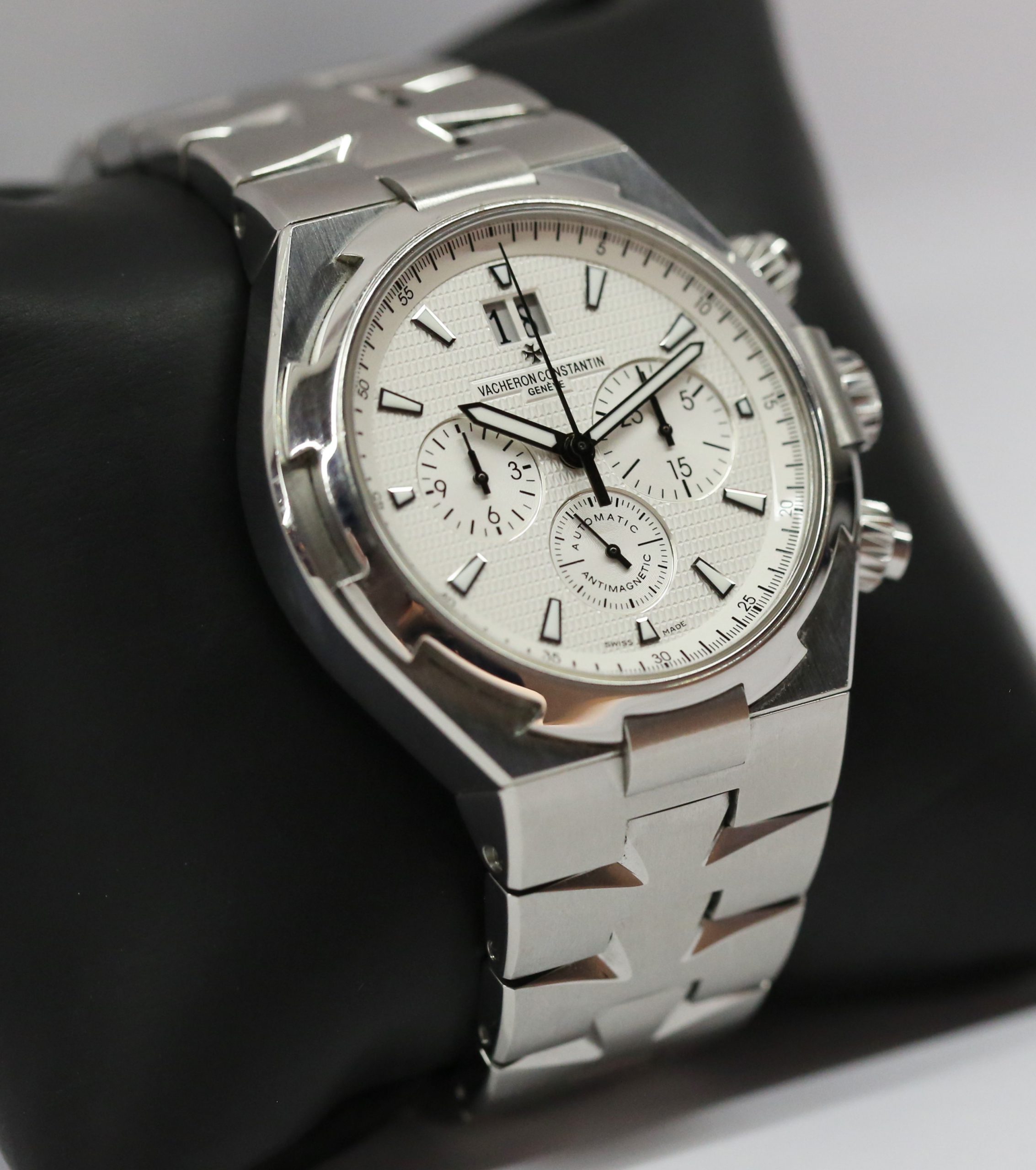 Vacheron Constantin Overseas Chronograph, 42mm Stainless Steel Case on Stainless Steel Vacheron Constantin Bracelet, Reference: 49150, Circa: 2015, Complete with Box & Papers - Image 3