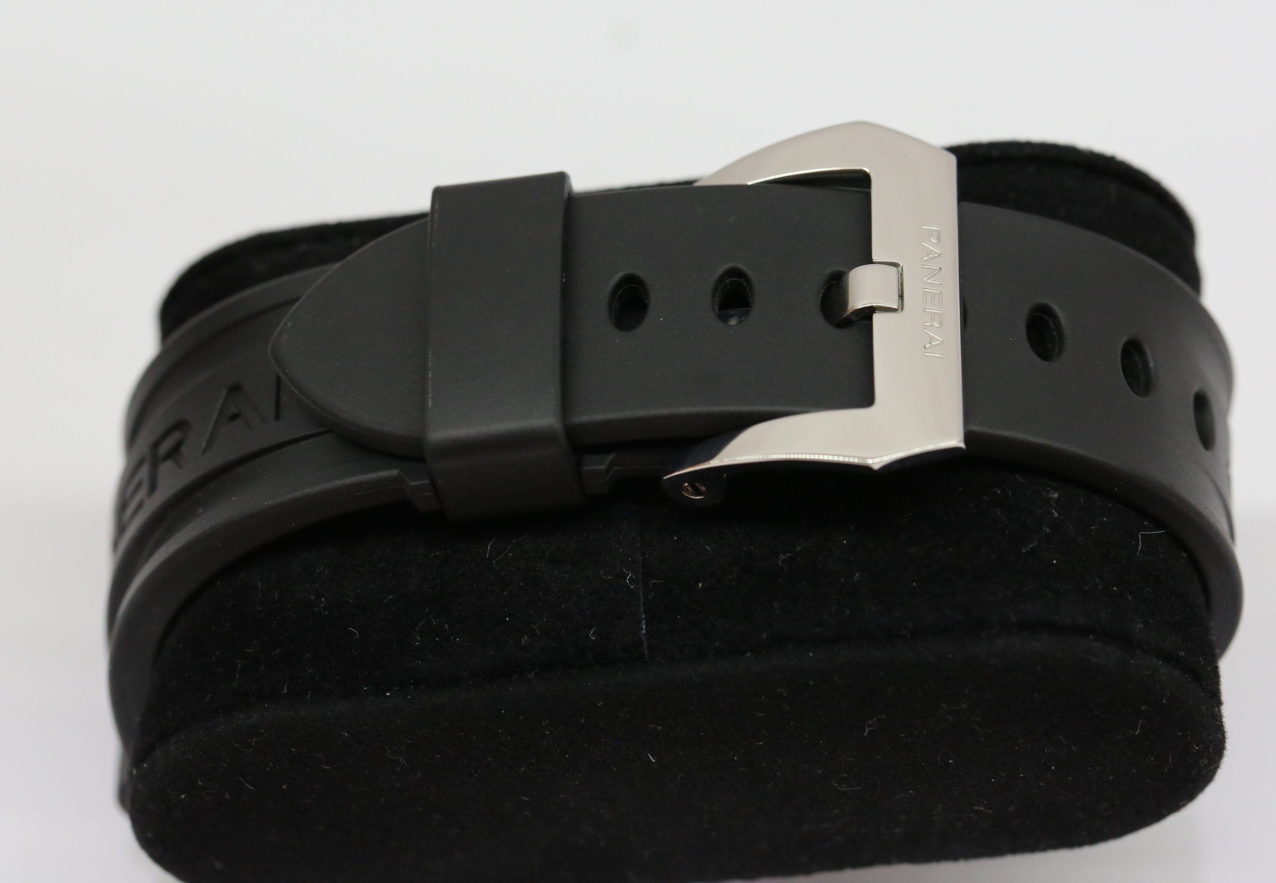 Panerai Luminor Base Logo Black Seal in Stainless Steel Black Dial on Panerai Rubber Strap, Ref PAM000, Circa 2012, with Box & Papers - Image 4