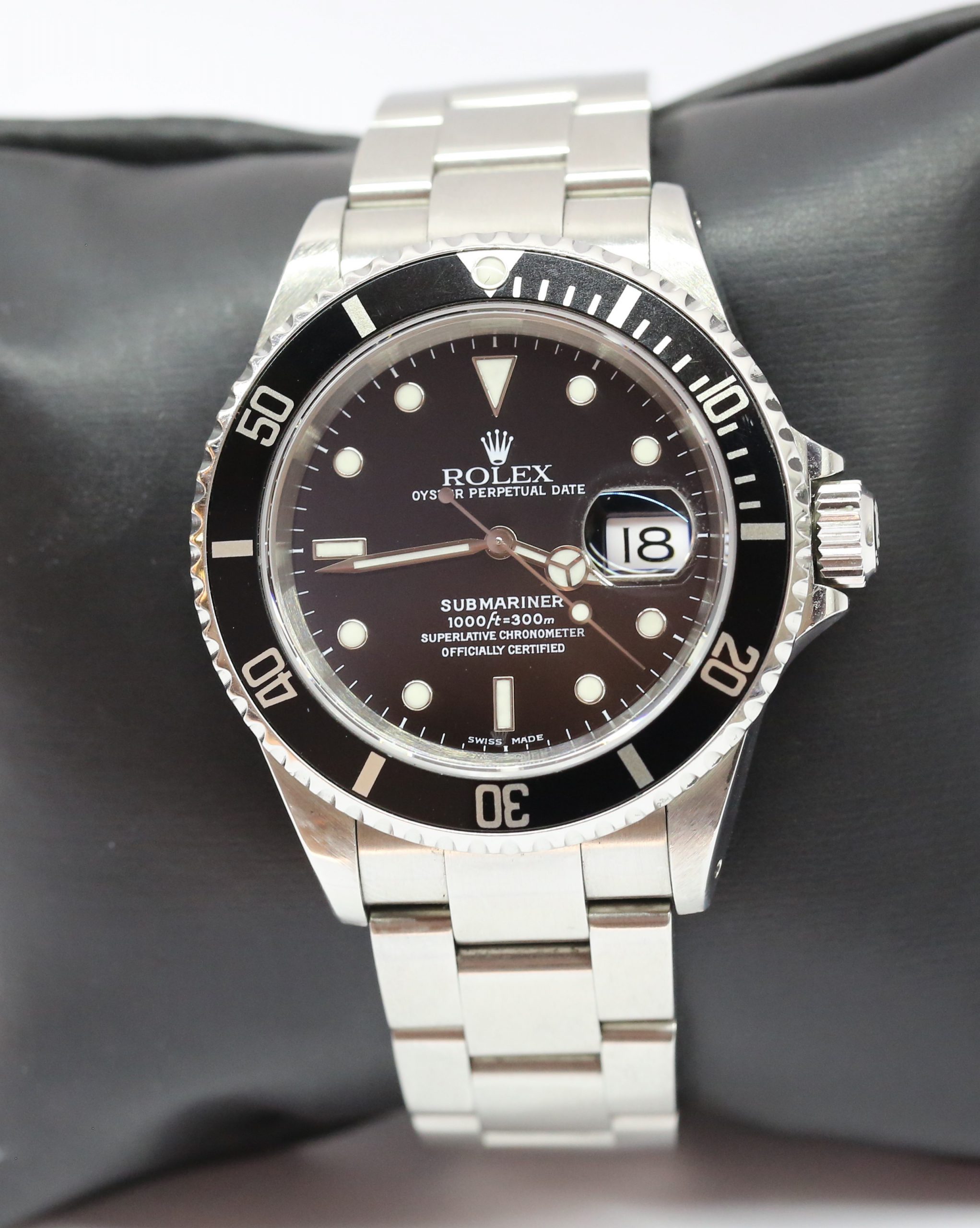 Rolex Submariner Date, Stainless Steel on Rolex Oyster Bracelet, Black Index Dial, Reference: 16610, Circa 2000 - Image 3