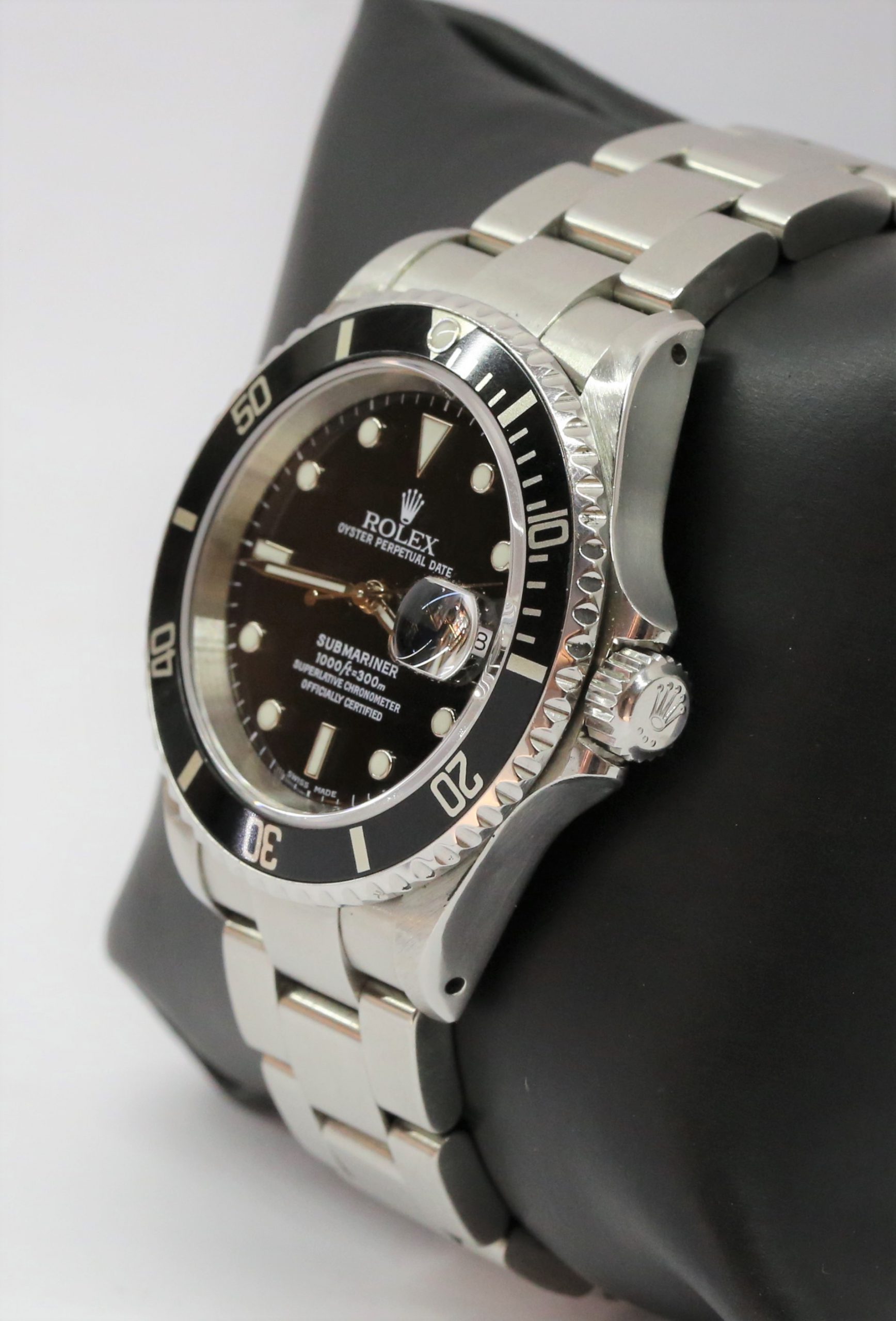 Rolex Submariner Date, Stainless Steel on Rolex Oyster Bracelet, Black Index Dial, Reference: 16610, Circa 2000 - Image 2