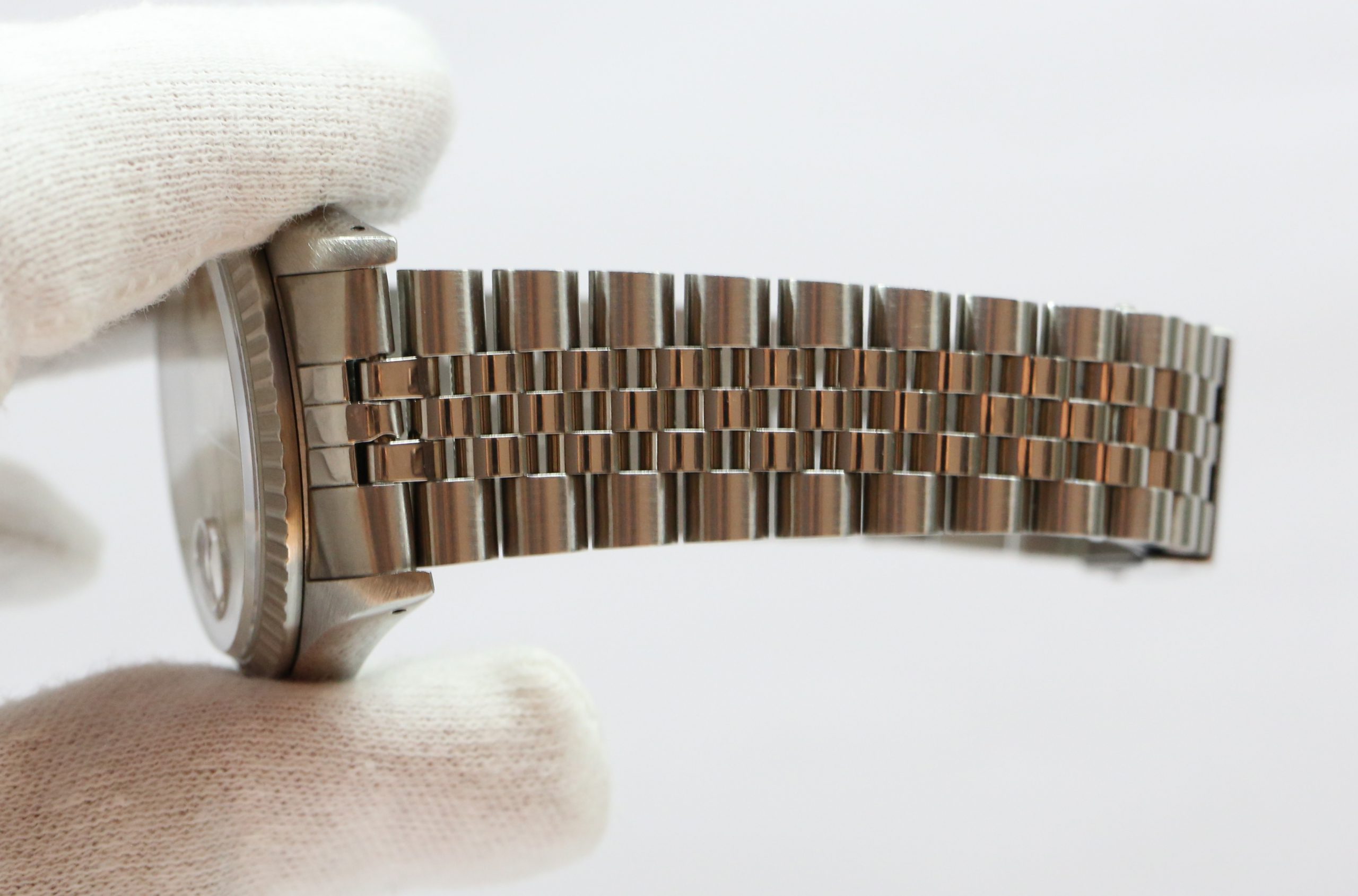 Rolex Datejust 36 in Stainless Steel, Engine Turned S/Steel Bezel, Dark Silver Dial on a Rolex Jubilee Bracelet. Ref: 16220, L Series Circa: 1989 - Image 4