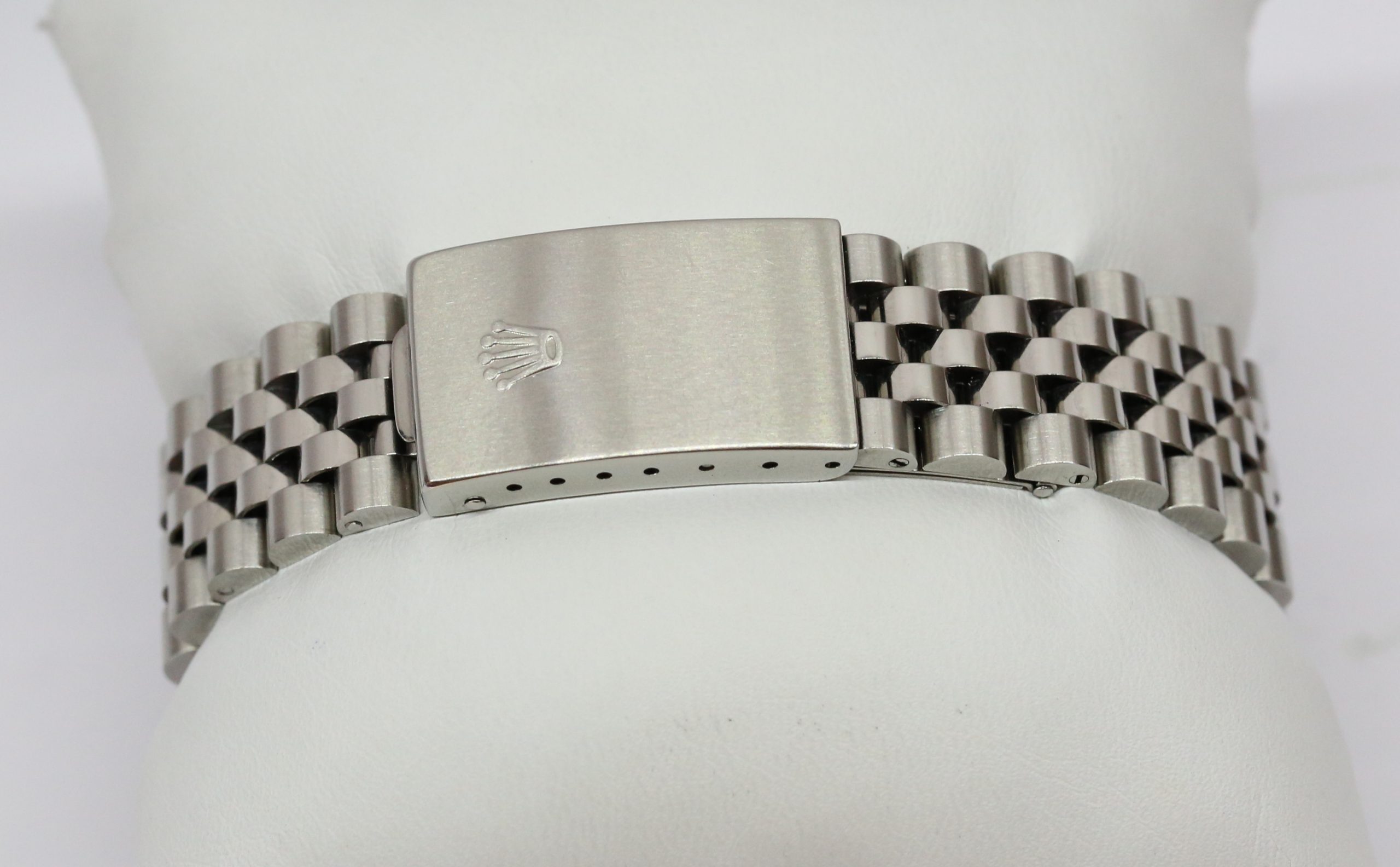 Rolex Datejust 36 in Stainless Steel, Engine Turned S/Steel Bezel, Dark Silver Dial on a Rolex Jubilee Bracelet. Ref: 16220, L Series Circa: 1989 - Image 5