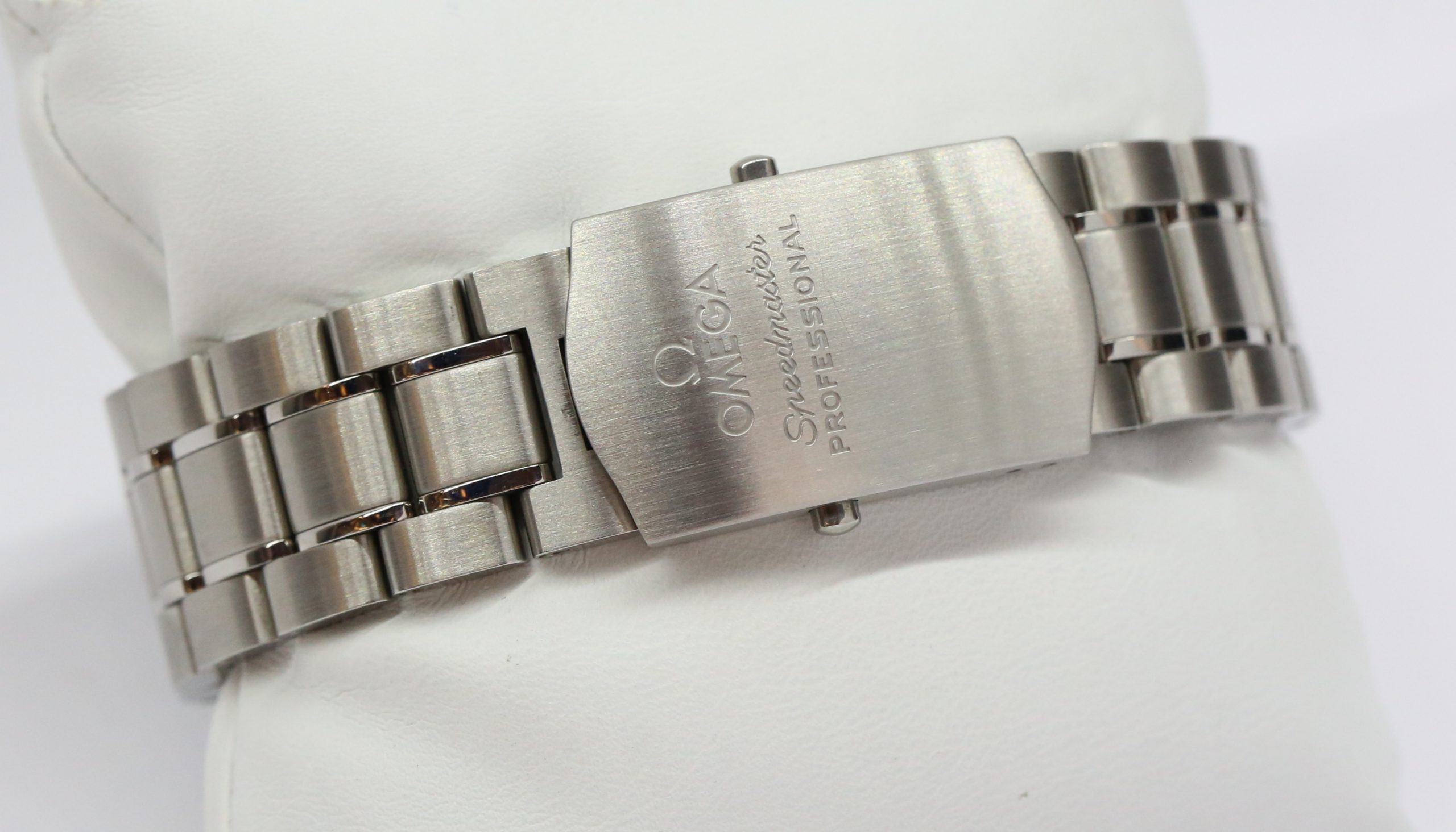 Omega Speedmaster Professional 42mm in stainless steel, Black index dial on a Omega stainless steel bracelet. Ref. 31130423001005, Complete with all Boxes and Omega Warranty cards, Circa: 2019 - Image 6