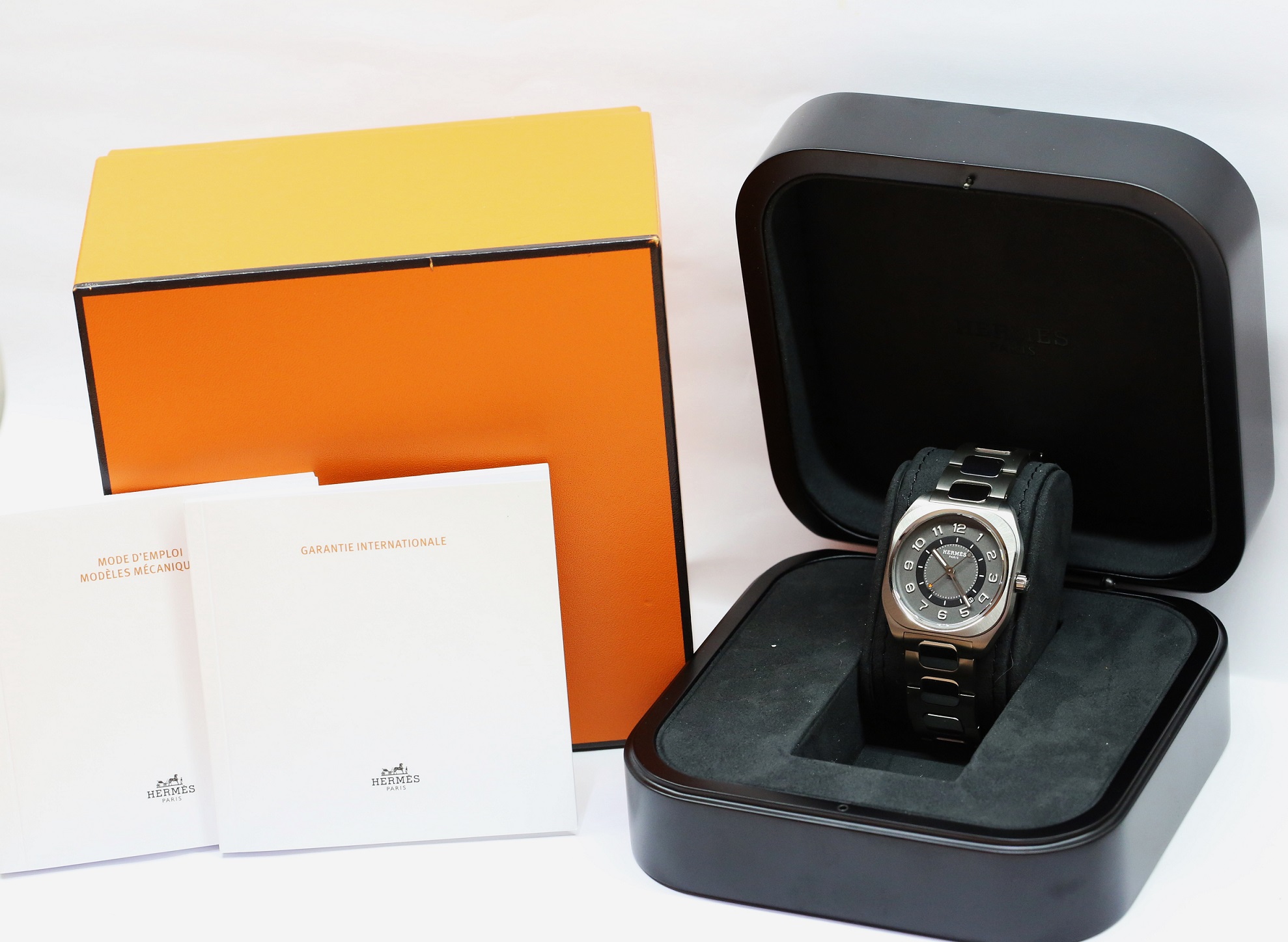 HERMÈS, H08 watch in Titanium, Gray / Black arab dial on a integrated titanium bracelet box and books, Ref: SP1.741, Circa: 2021 - Image 7