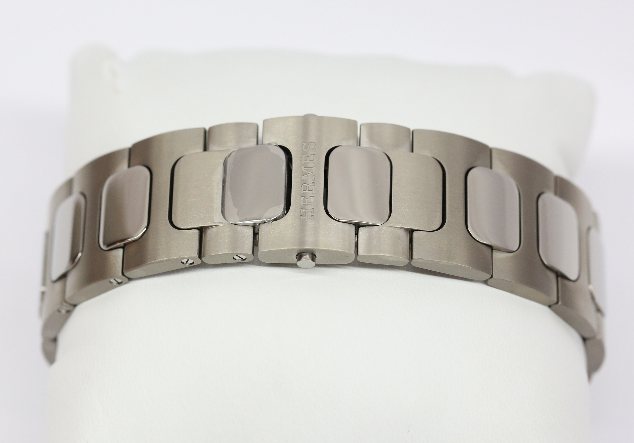 HERMÈS, H08 watch in Titanium, Gray / Black arab dial on a integrated titanium bracelet box and books, Ref: SP1.741, Circa: 2021 - Image 6