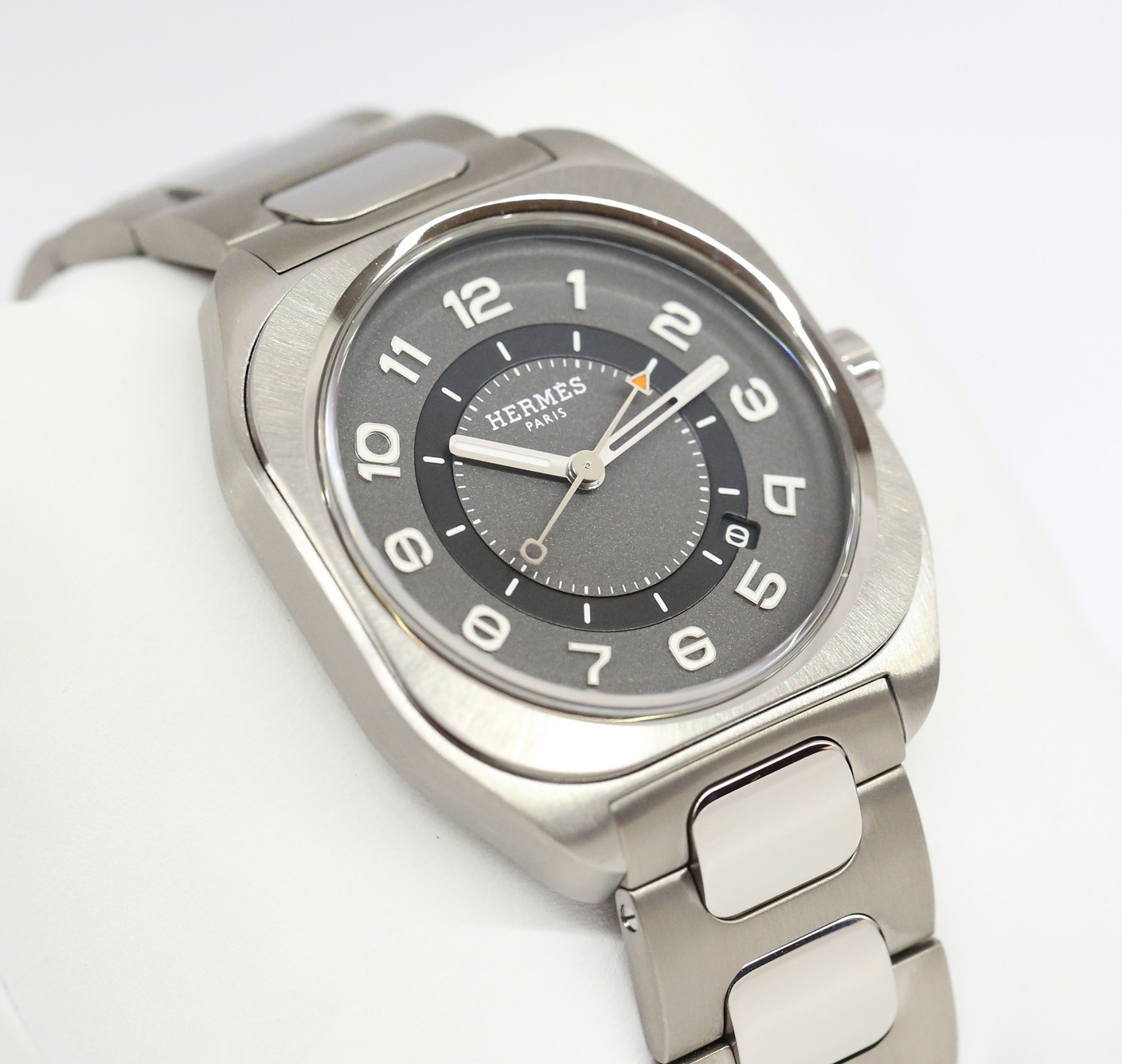 HERMÈS, H08 watch in Titanium, Gray / Black arab dial on a integrated titanium bracelet box and books, Ref: SP1.741, Circa: 2021