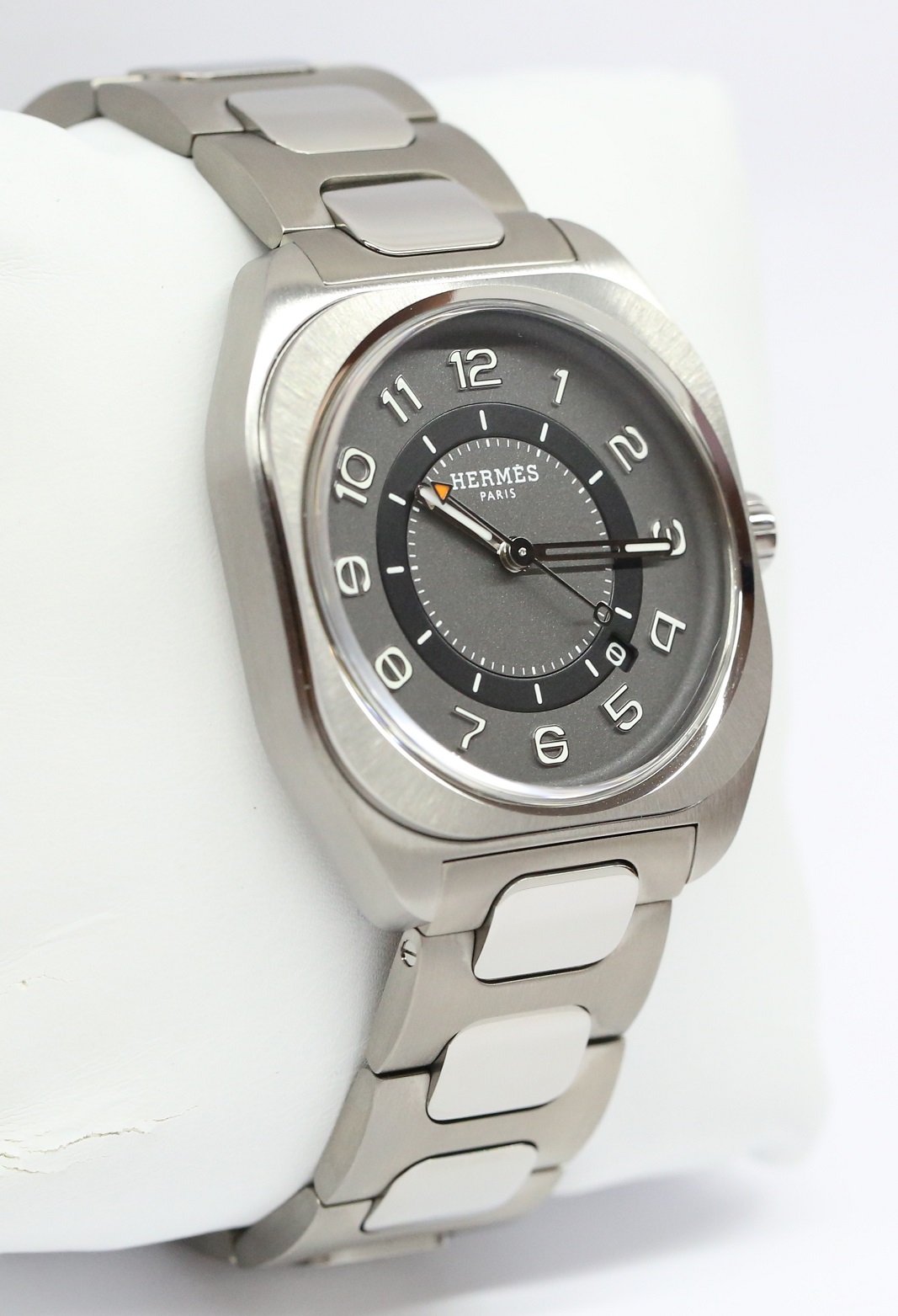 HERMÈS, H08 watch in Titanium, Gray / Black arab dial on a integrated titanium bracelet box and books, Ref: SP1.741, Circa: 2021 - Image 4