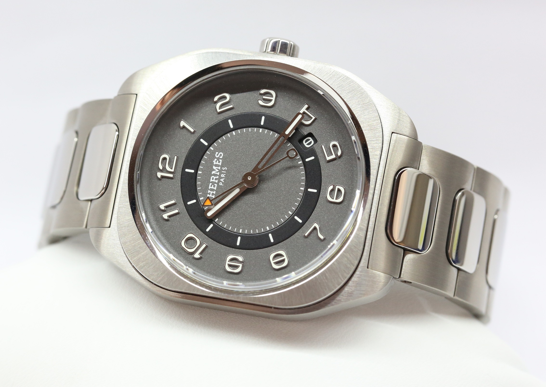 HERMÈS, H08 watch in Titanium, Gray / Black arab dial on a integrated titanium bracelet box and books, Ref: SP1.741, Circa: 2021 - Image 3