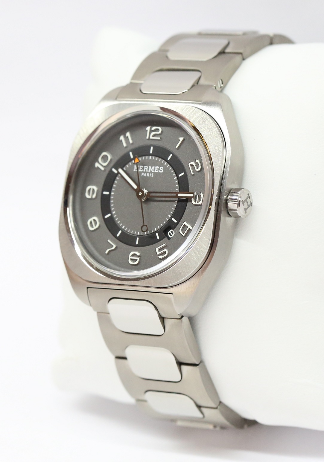 HERMÈS, H08 watch in Titanium, Gray / Black arab dial on a integrated titanium bracelet box and books, Ref: SP1.741, Circa: 2021 - Image 2