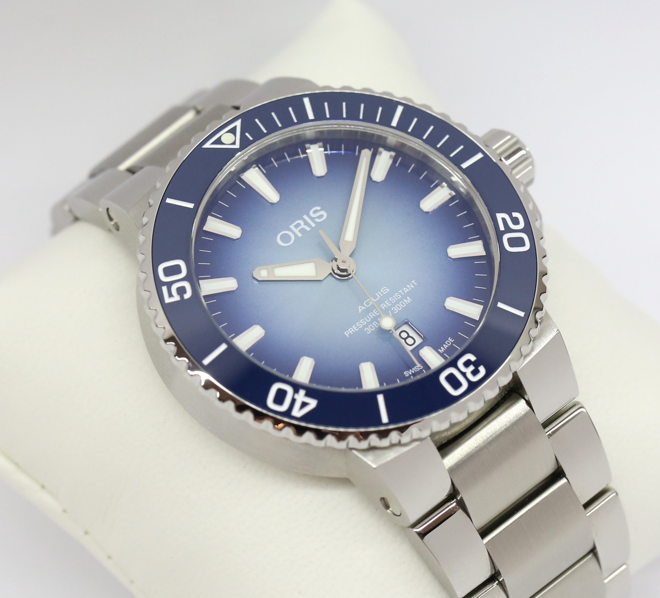Oris Lake Baikal Limited Edition Date Relief in stainless steel, blue sunburst index dial, rotating 60min bezel on a Oris stainless steel bracelet. Box and papers Ref# 0173377304175 Ca. 2021