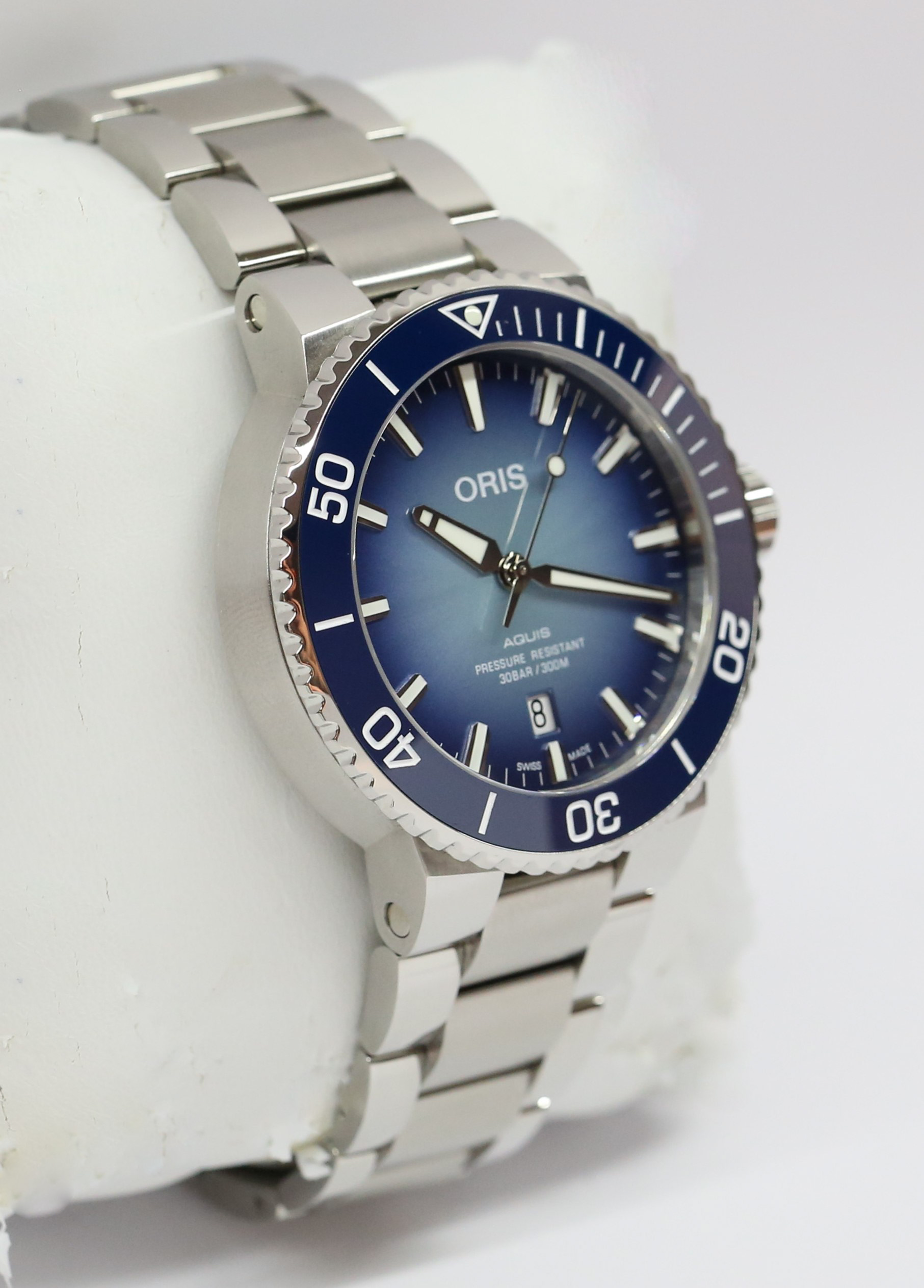 Oris Lake Baikal Limited Edition Date Relief in stainless steel, blue sunburst index dial, rotating 60min bezel on a Oris stainless steel bracelet. Box and papers Ref# 0173377304175 Ca. 2021 - Image 4
