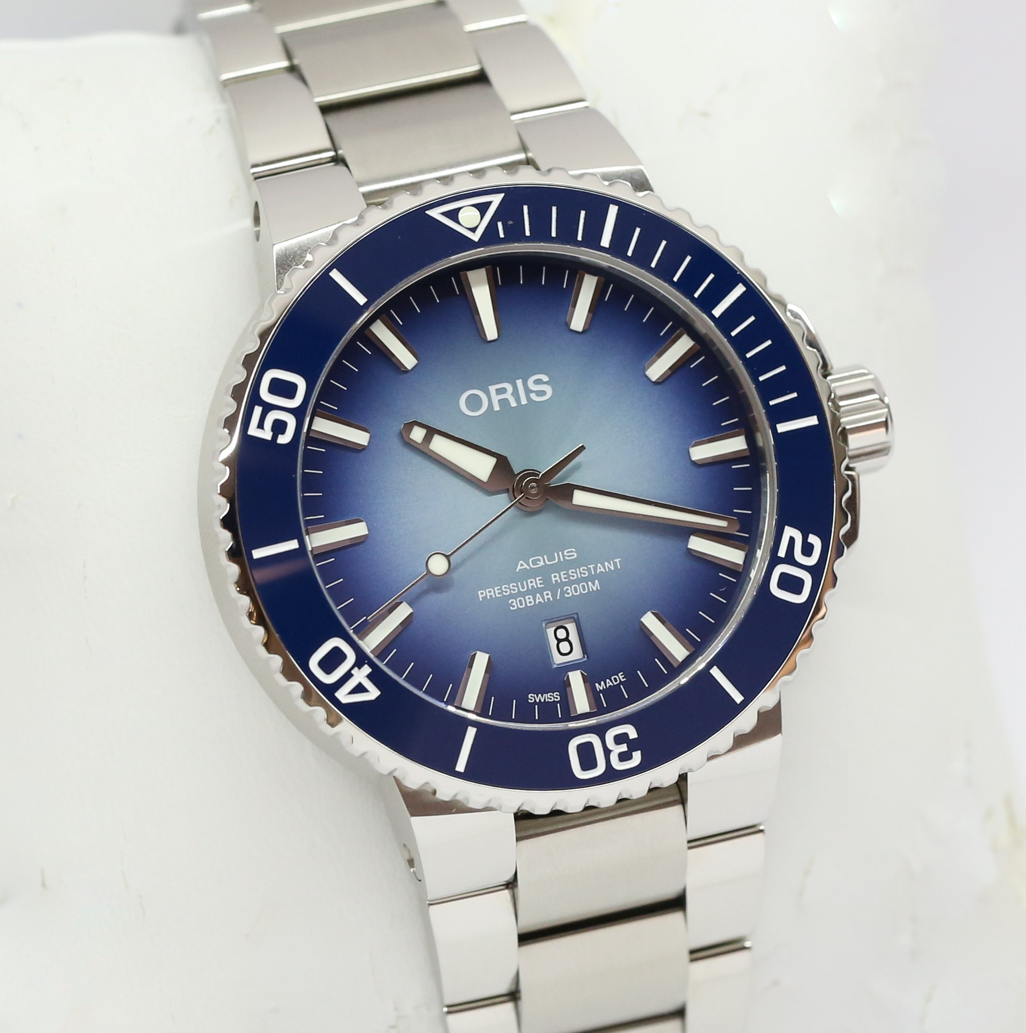 Oris Lake Baikal Limited Edition Date Relief in stainless steel, blue sunburst index dial, rotating 60min bezel on a Oris stainless steel bracelet. Box and papers Ref# 0173377304175 Ca. 2021 - Image 3