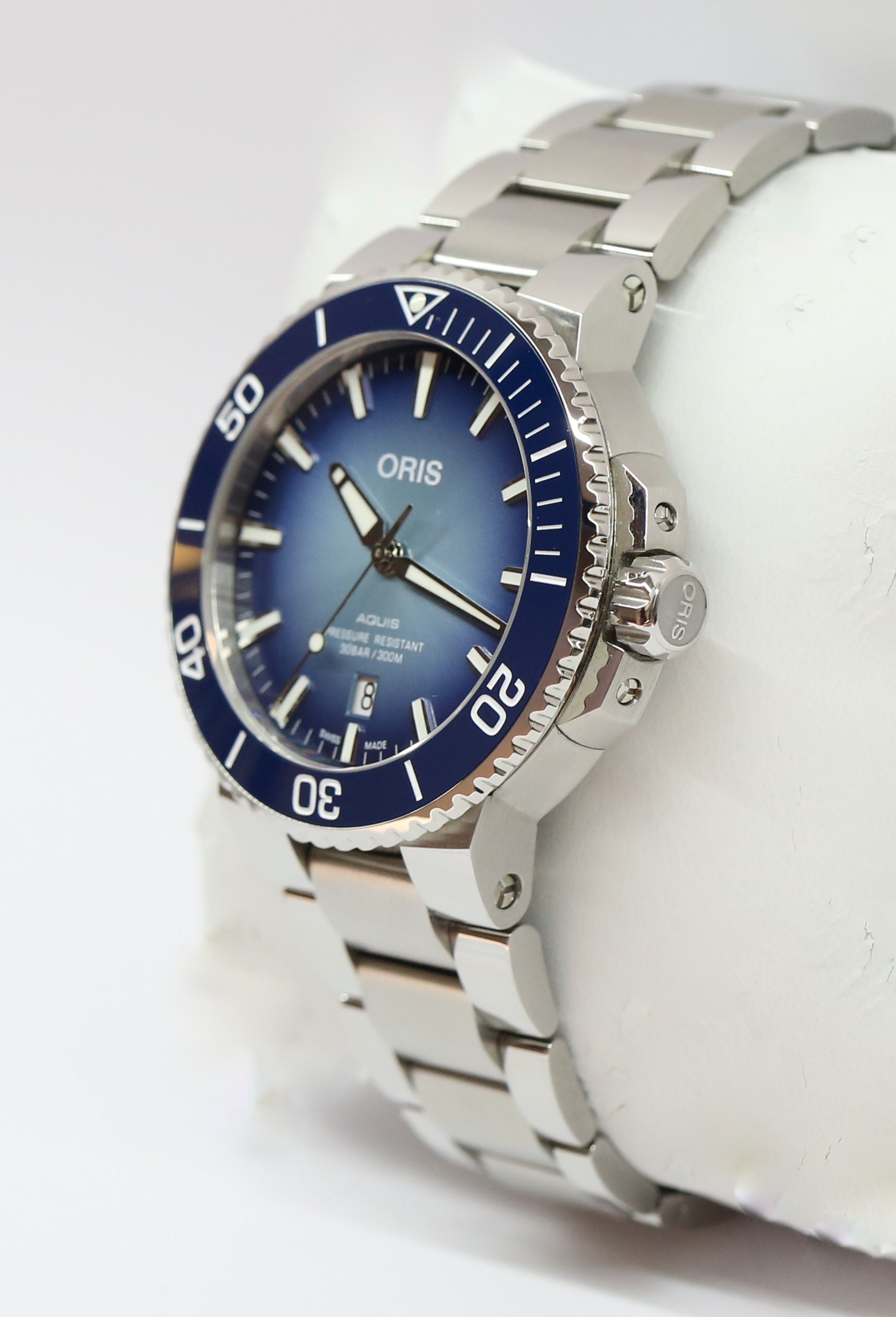 Oris Lake Baikal Limited Edition Date Relief in stainless steel, blue sunburst index dial, rotating 60min bezel on a Oris stainless steel bracelet. Box and papers Ref# 0173377304175 Ca. 2021 - Image 2