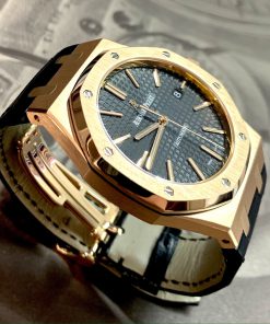 Audemars Piguet Royal Oak Ref 15400OR.OO.D002CR 18k rose gold auto date, 41mm in diameter. $49,500(AUD).