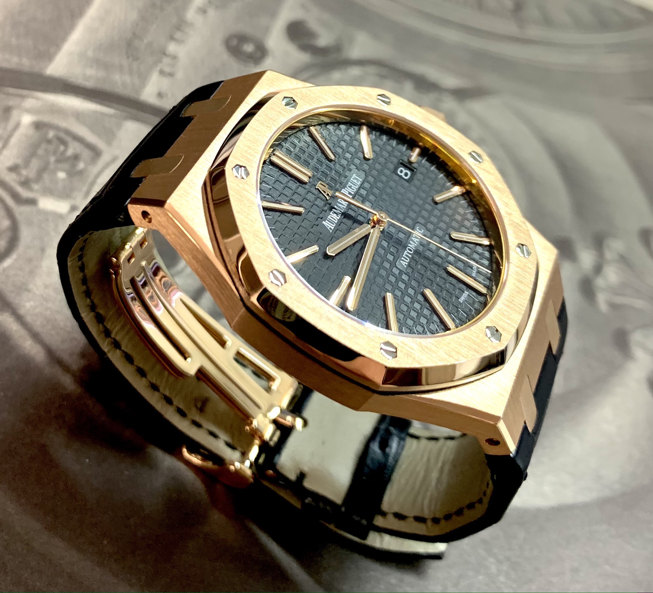 Audemars Piguet Royal Oak Ref 15400OR.OO.D002CR 18k rose gold auto date, 41mm in diameter. $49,500(AUD).