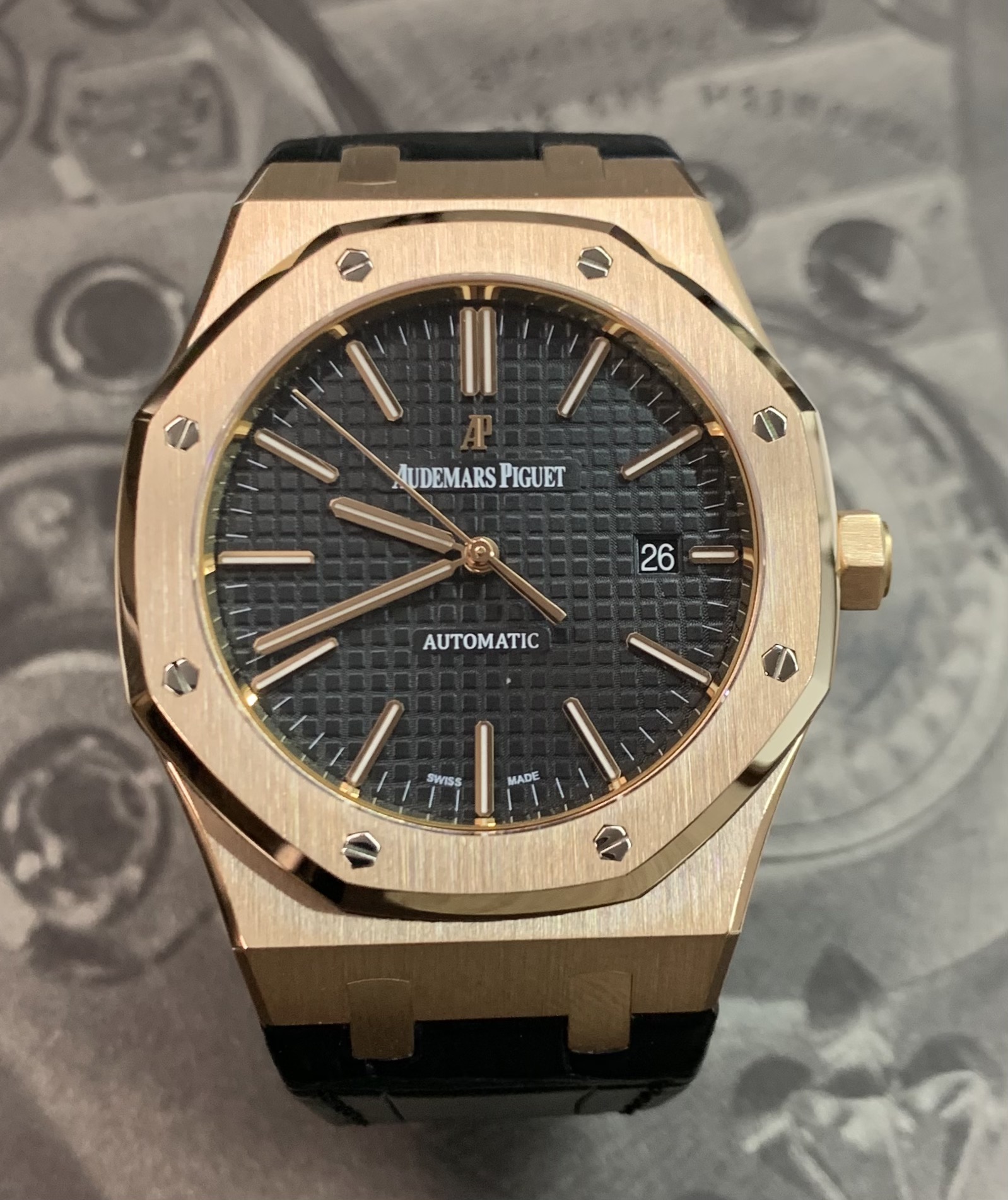 Audemars Piguet Royal Oak Ref 15400OR.OO.D002CR 18k rose gold auto date, 41mm in diameter. $49,500(AUD). - Image 2