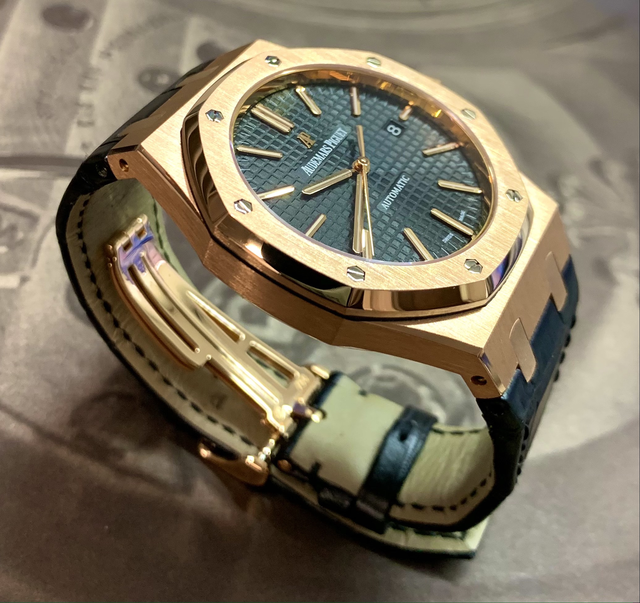 Audemars Piguet Royal Oak Ref 15400OR.OO.D002CR 18k rose gold auto date, 41mm in diameter. $49,500(AUD). - Image 3