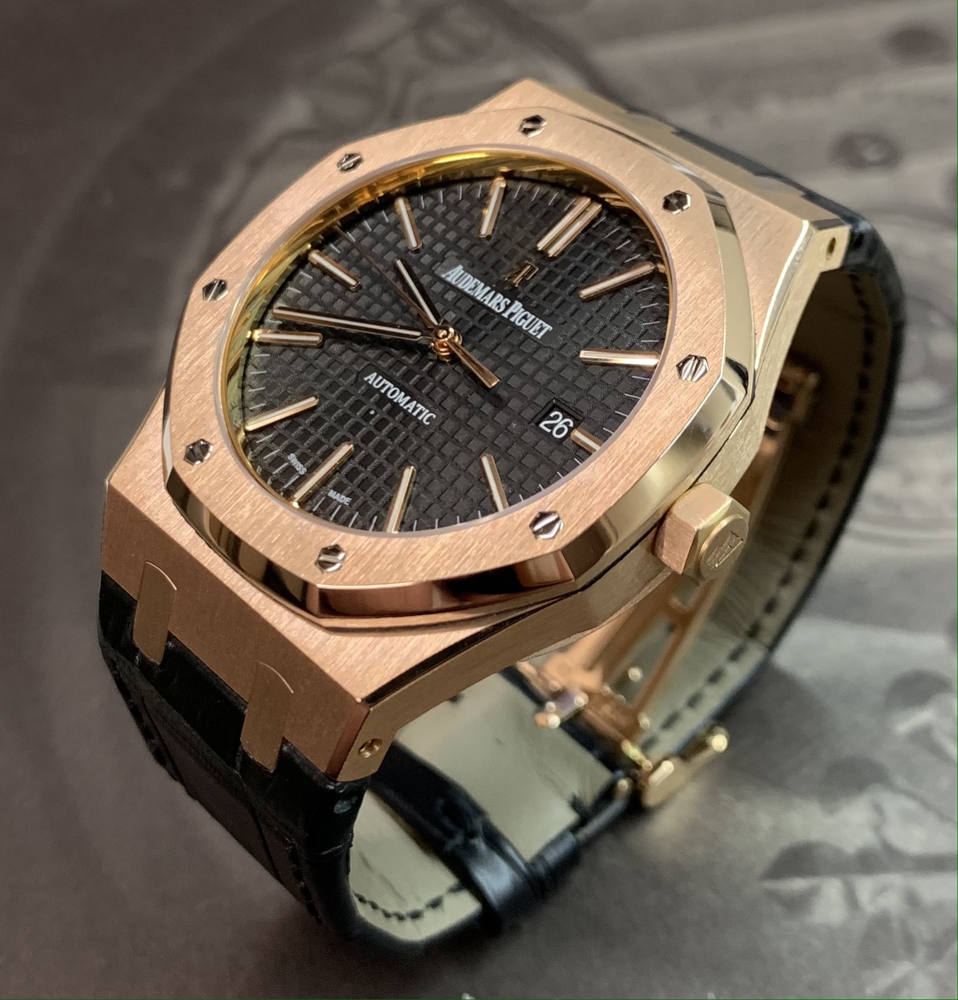Audemars Piguet Royal Oak Ref 15400OR.OO.D002CR 18k rose gold auto date, 41mm in diameter. $49,500(AUD). - Image 4