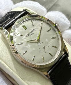 Patek Philippe Calatrava Gents case reference 5196G-001 18ct white gold, silver dial, manual winding Ca 2020, $23,800(AUD).