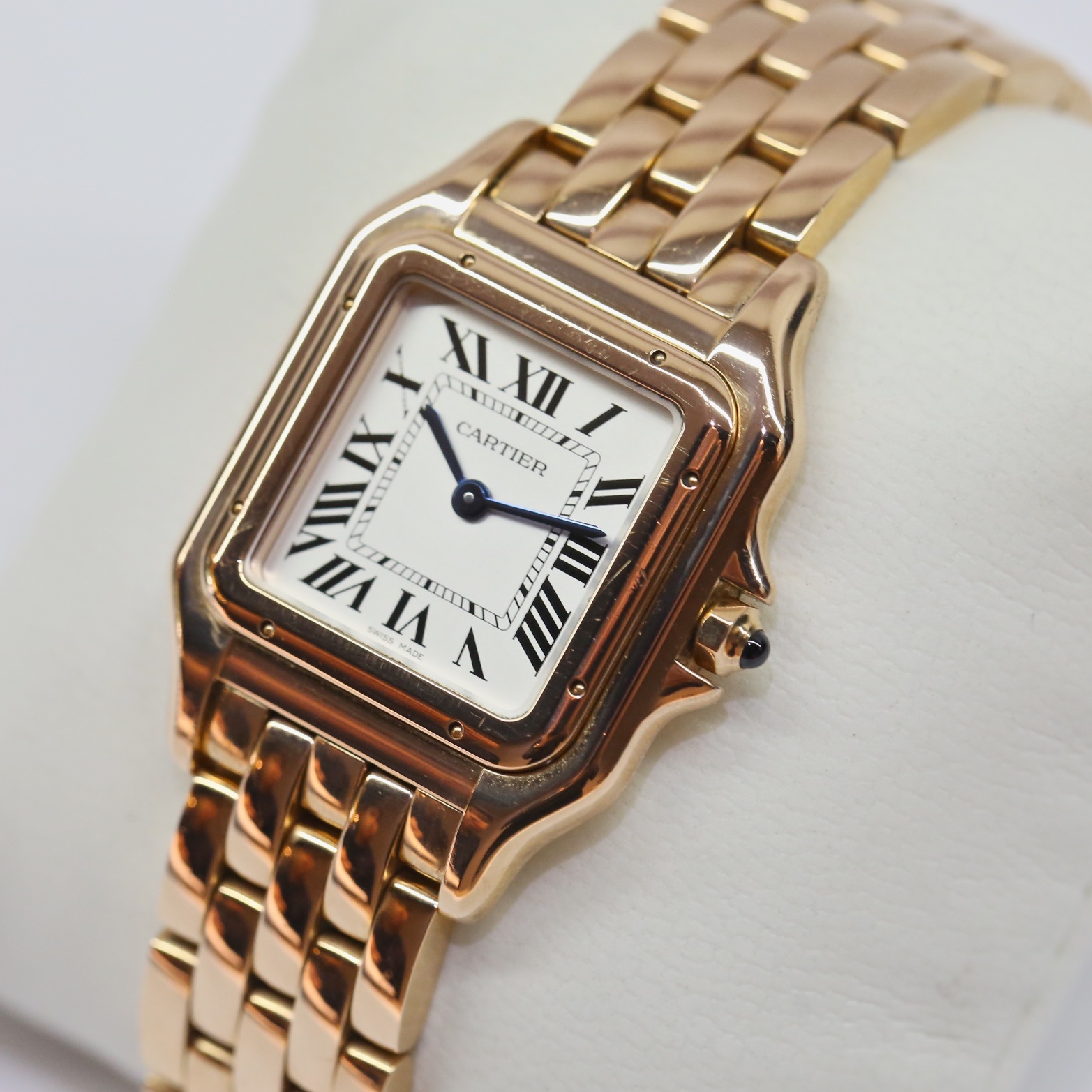 Panthère de Cartier watch, medium model, quartz movement in 18ct rose gold, silvered dial, blued-steel sword-shaped hands, 18ct rose gold bracelet, Ref: WGPN0007 - Image 4