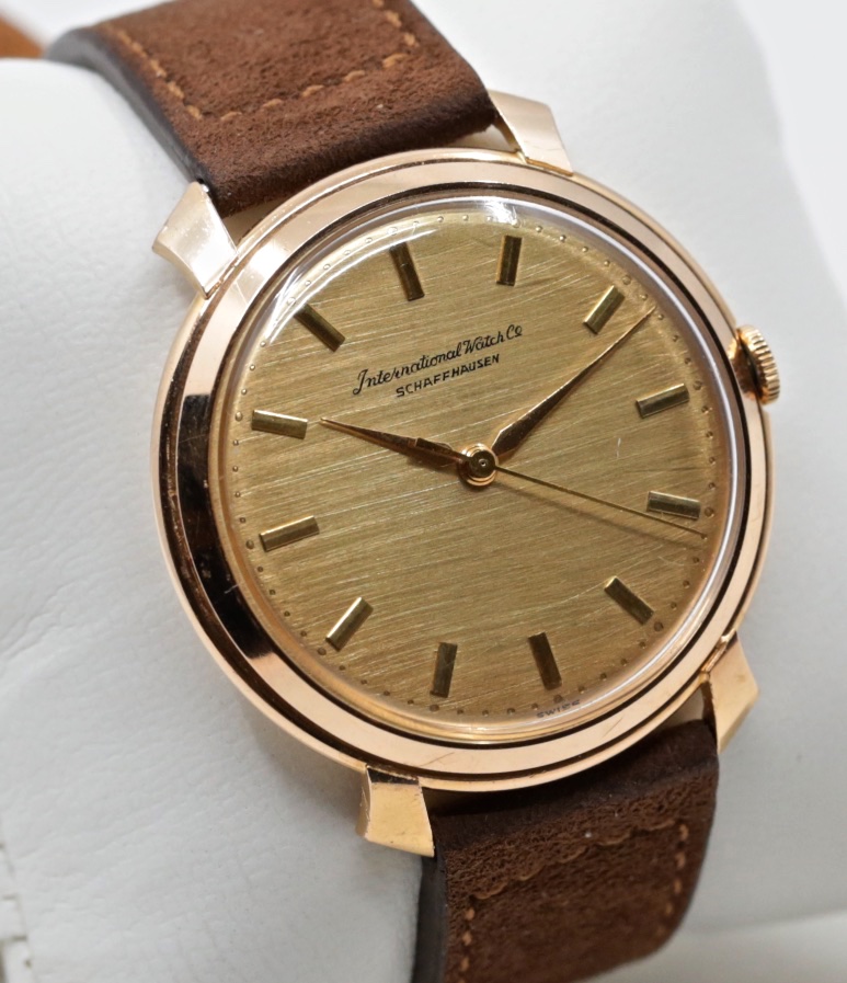 IWC wristwatch in 18ct rose gold, Flared Lugs, Rare gold textured Dial, Manual winding, Calibre 89, 37mm case on brown suede strap