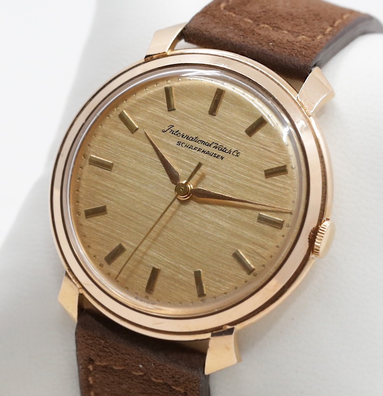 IWC wristwatch in 18ct rose gold, Flared Lugs, Rare gold textured Dial, Manual winding, Calibre 89, 37mm case on brown suede strap - Image 2