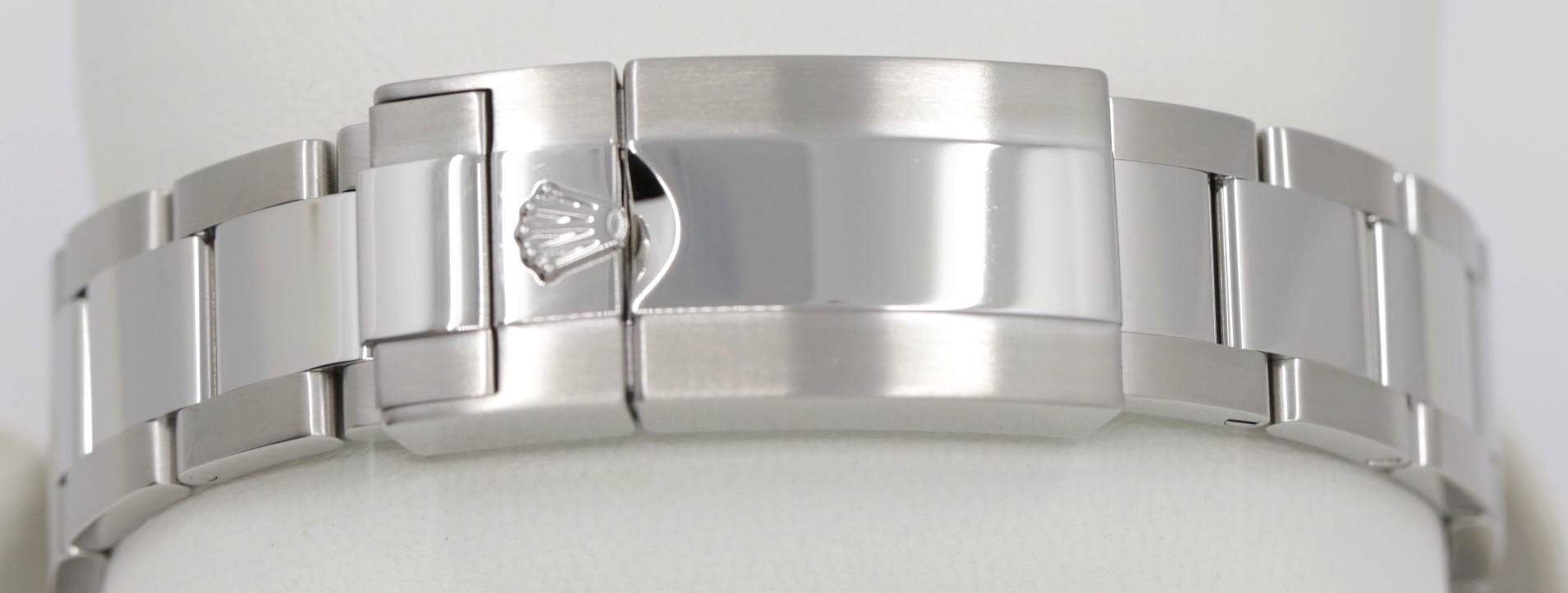 Rolex Oyster Perpetual Cosmograph Daytona, in Stainless Steel, White "APH" Index Dial, on Stainless Steel Rolex Oyster Bracelet, Ref. 116520, Circa: 2010, Complete with Box, Books, Rolex Warranty Card & Balance of 2 Year Rolex Service Warranty - Image 6