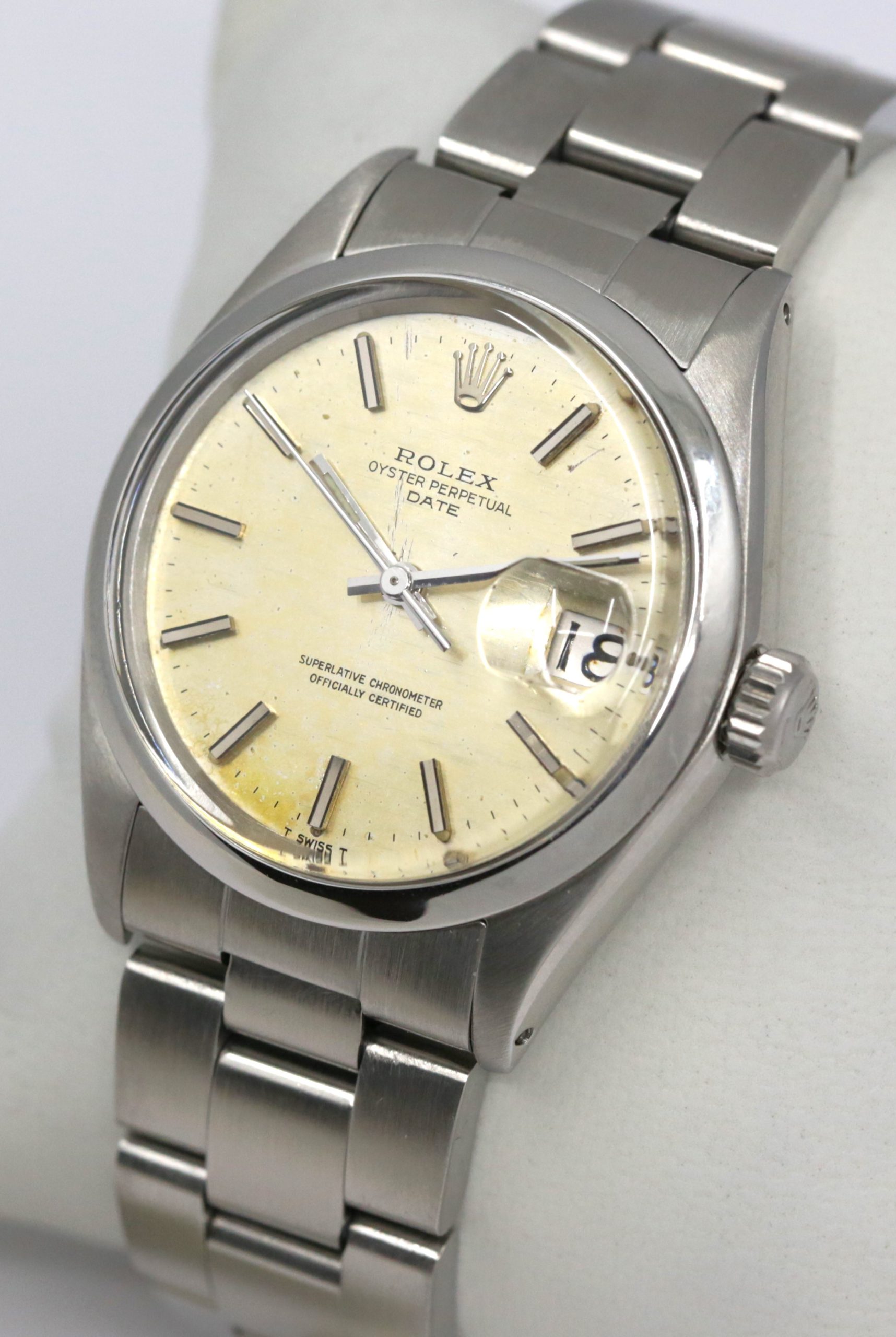 Rolex Oyster Perpetual Date, in Stainless Steel, Linen patina Dial, on Stainless Rolex Oyster Bracelet, Ref. 1500, Circa: 1970 - Image 3