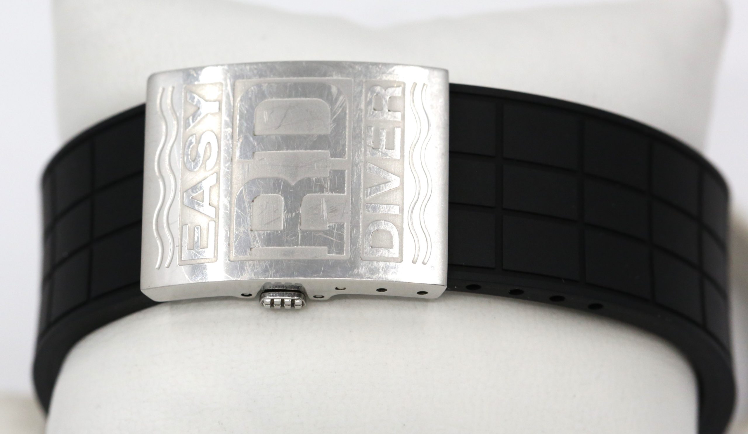 Roger Dubuis Easy Diver Tourbillon, "Just for Friends" - Limited to 280 pieces,in Stainless Steel with an 18ct White Gold Bezel on Roger Dubuis Rubber Strap and Deployant. Ref SE48 02 9/0 Ca 2004, with Roger Dubuis Warranty Certificates - Image 4