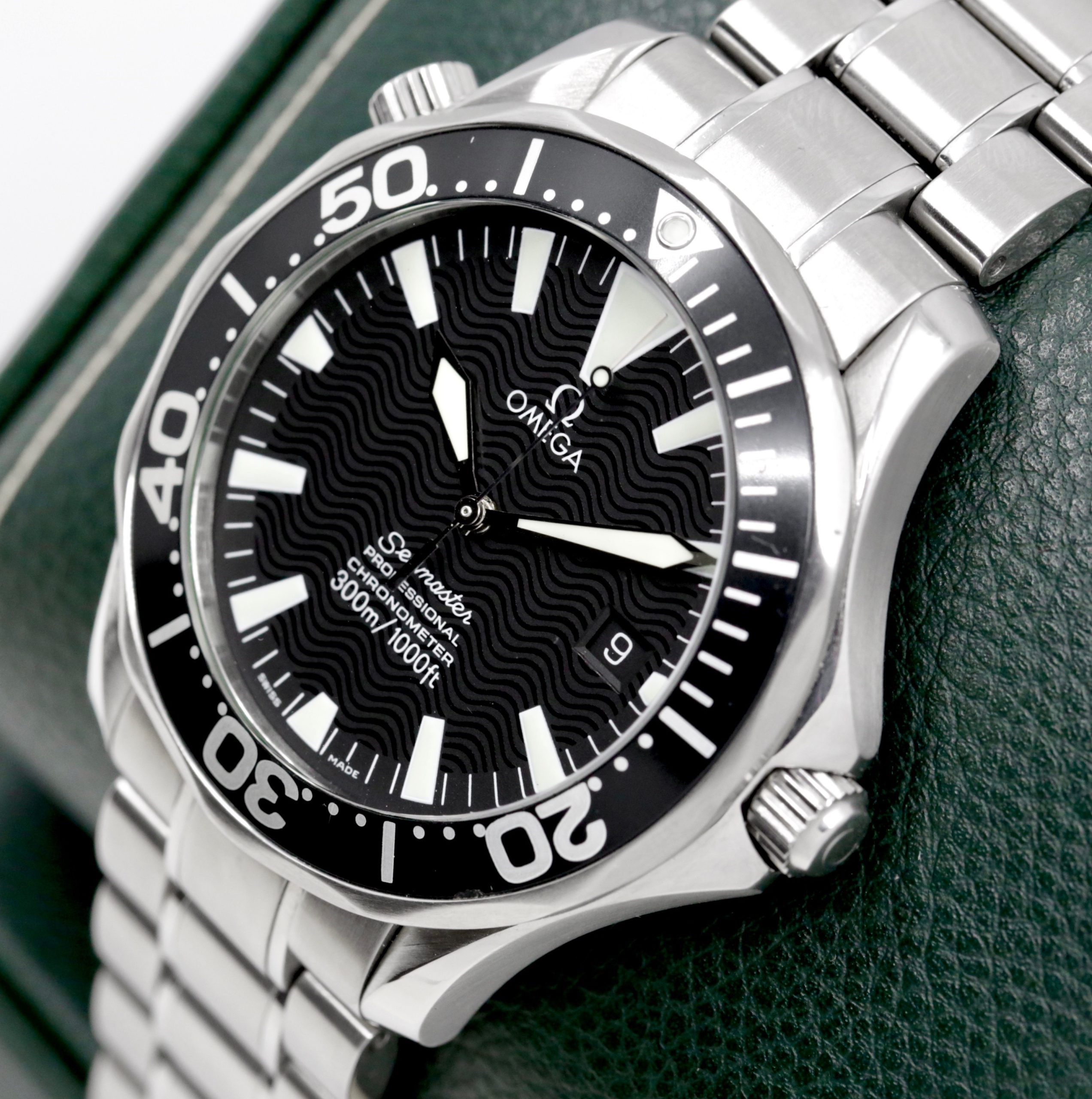 Omega Seamaster 300M Chronometer, in Stainless Steel, Black Index Dial, Black Bezel, on Stainless Steel Omega Bracelet, Ref. 2254.50.00, Circa: 2006 - Image 4