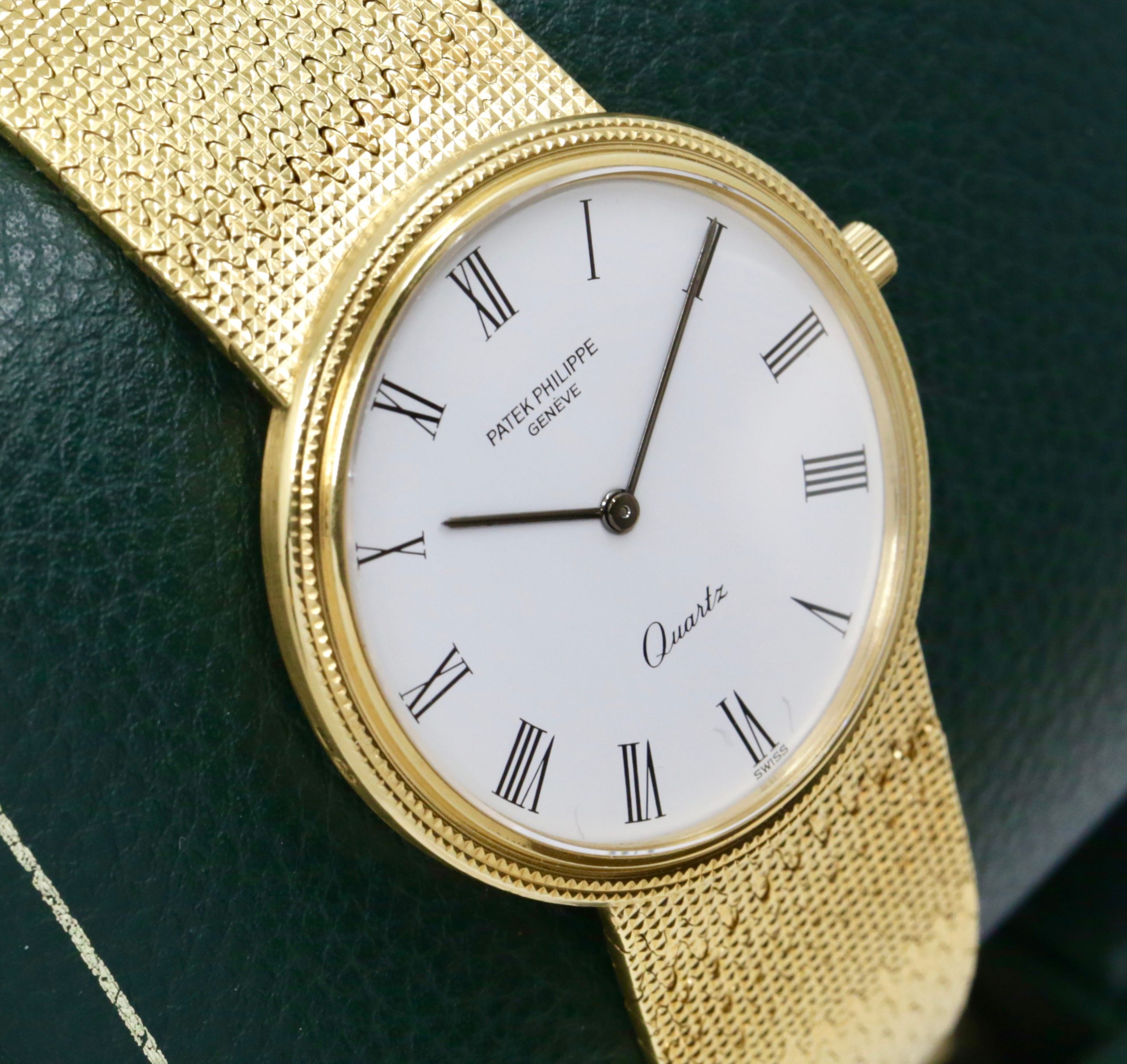Patek Philippe Ref 3744/001 Calatrava hobnail bezel gents quartz 18K 0.750 yellow gold on original PP bracelet. - Image 3