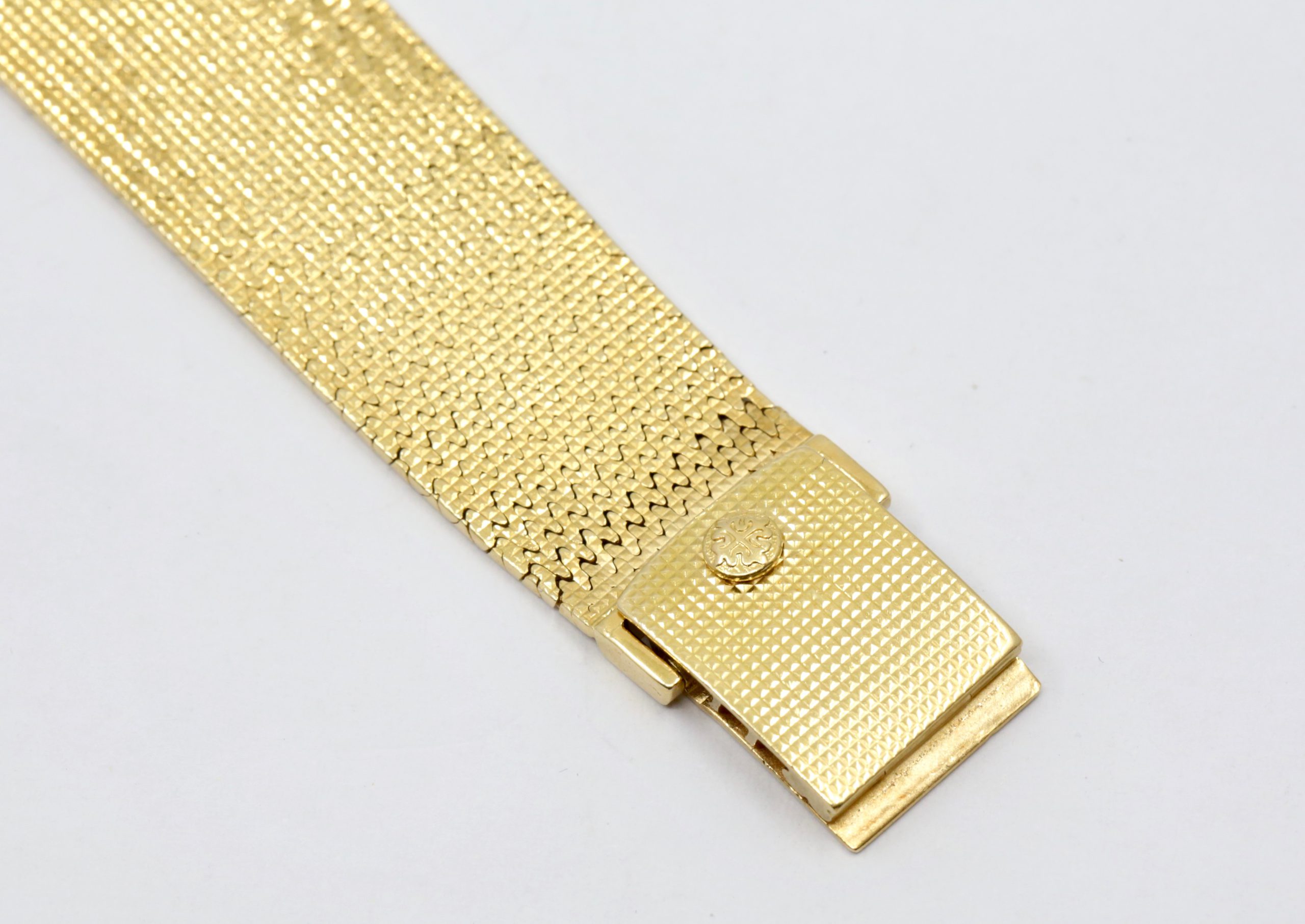 Patek Philippe Ref 3744/001 Calatrava hobnail bezel gents quartz 18K 0.750 yellow gold on original PP bracelet. - Image 8