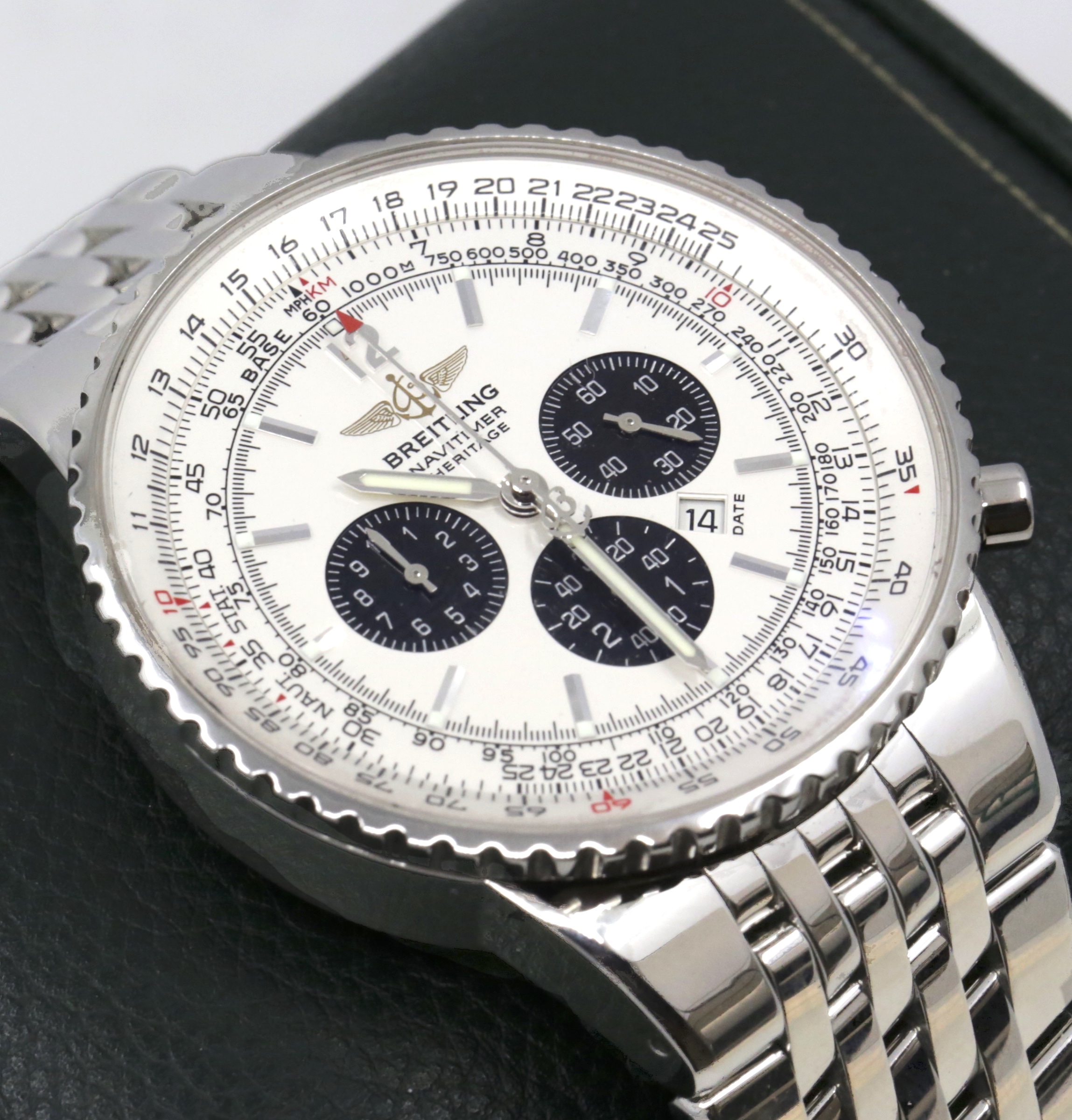 Breitling Navitimer Heritage in stainless steel, Panda dial, Silver with black subdials. original Breitling stainless steel bracelet. Ref: A35350 Ca. 2006 - Image 4