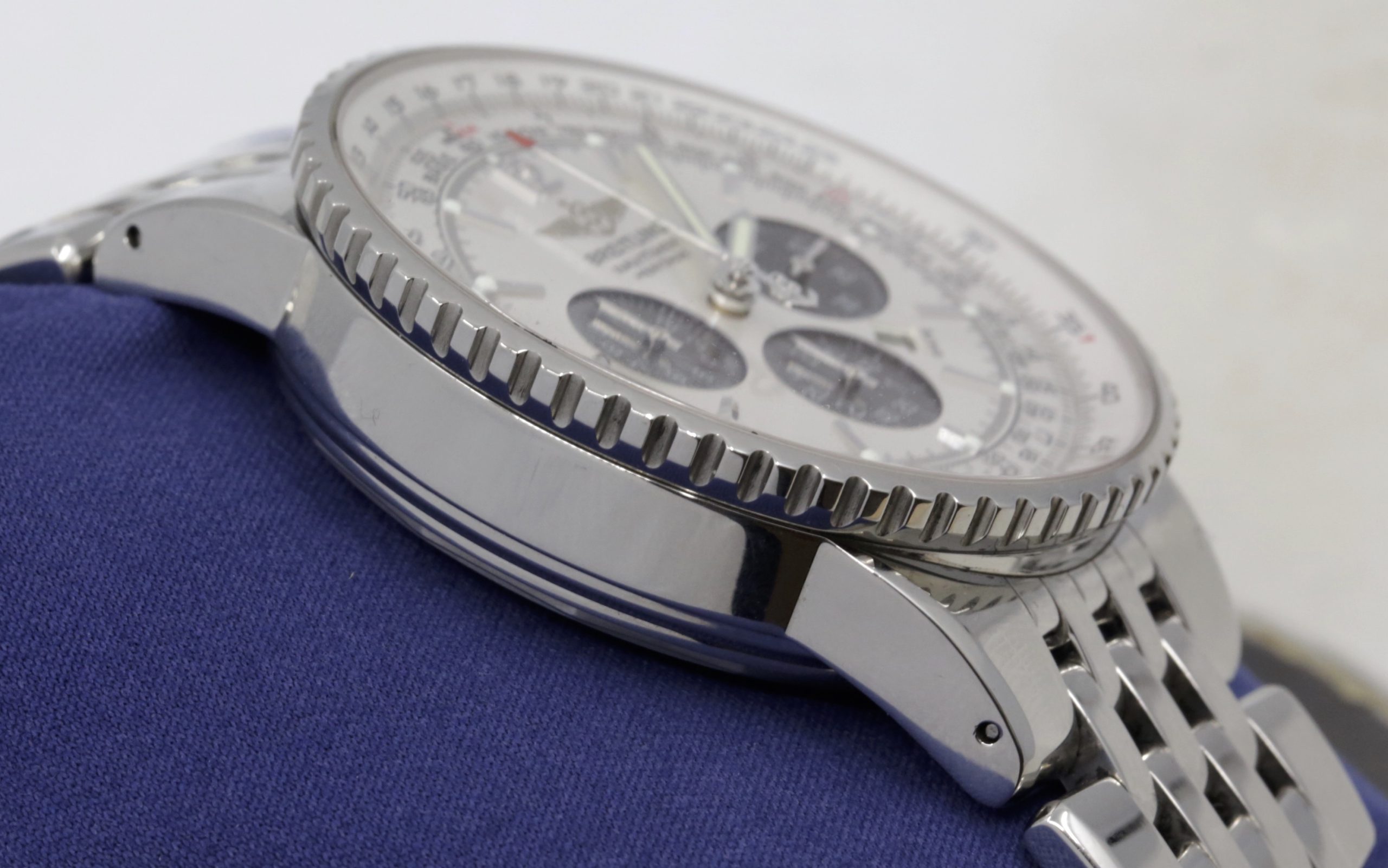 Breitling Navitimer Heritage in stainless steel, Panda dial, Silver with black subdials. original Breitling stainless steel bracelet. Ref: A35350 Ca. 2006 - Image 5