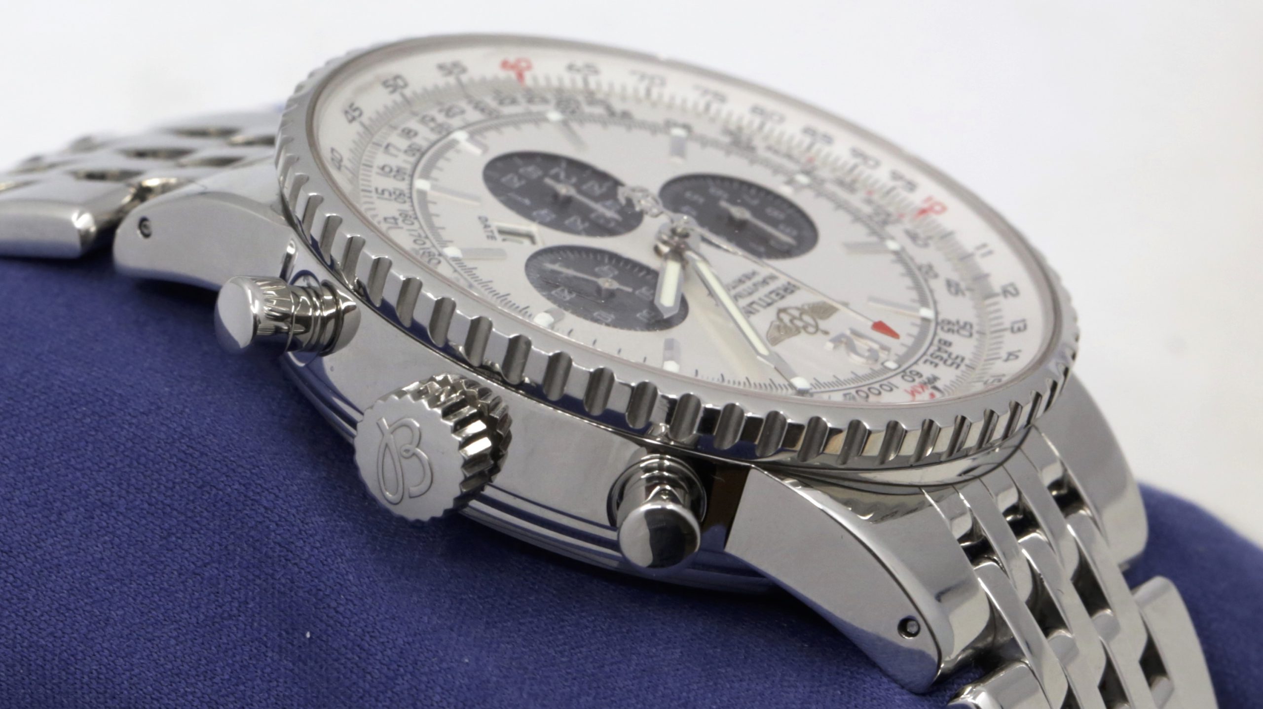 Breitling Navitimer Heritage in stainless steel, Panda dial, Silver with black subdials. original Breitling stainless steel bracelet. Ref: A35350 Ca. 2006 - Image 6
