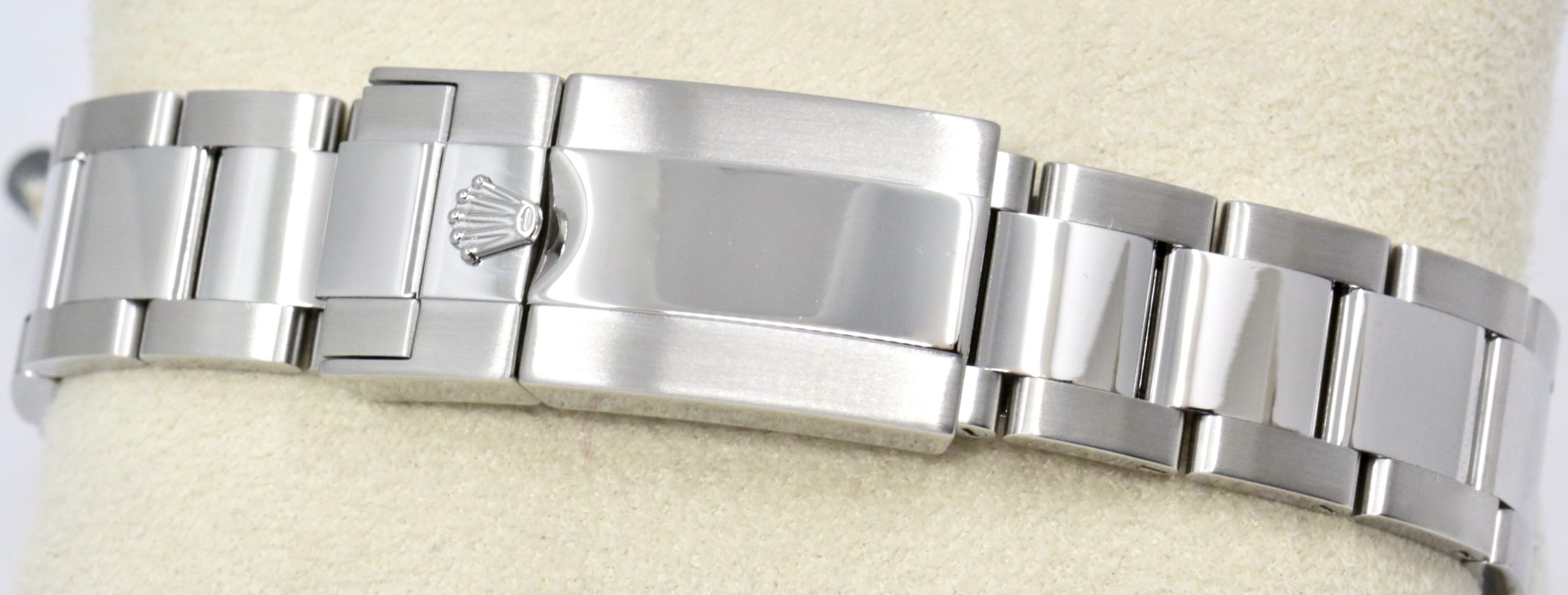Rolex Cosmograph Daytona, in Stainless Steel, Black Index Dial, Stainless Steel Bezel on a Rolex Oystersteel Bracelet, Ref. 116520, Circa: 2013, with Box, Books, Rolex Warranty Card, Rolex Service Card & Balance of 2 Year Rolex Service Warranty - Image 6