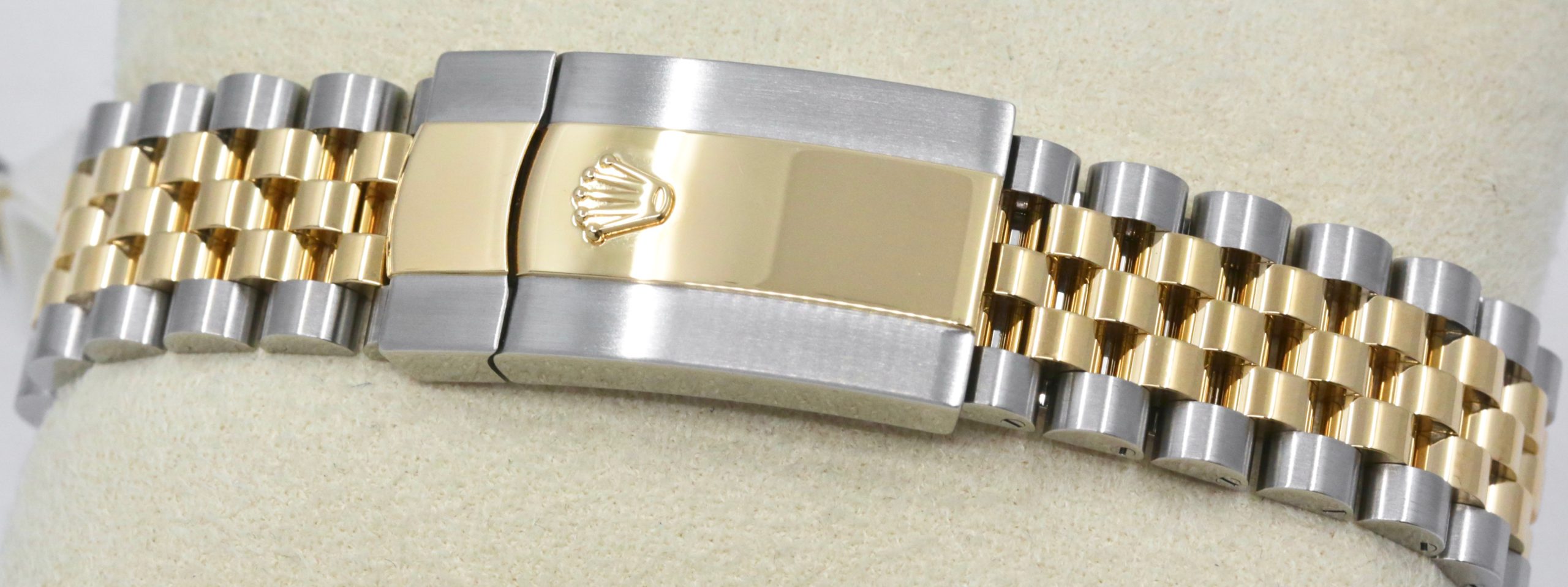 Rolex Datejust 41, in Stainless Steel & 18ct Yellow Gold, Fluted Bezel, Silver Index Dial, on Stainless Steel & 18ct Yellow Gold Rolex Jubilee Bracelet, Ref. 126333, Circa: 2016, Complete with Box, Books, Swing Tags & Rolex Warranty Card. Just returned for Rolex Service with a 2 year Warranty. - Image 6