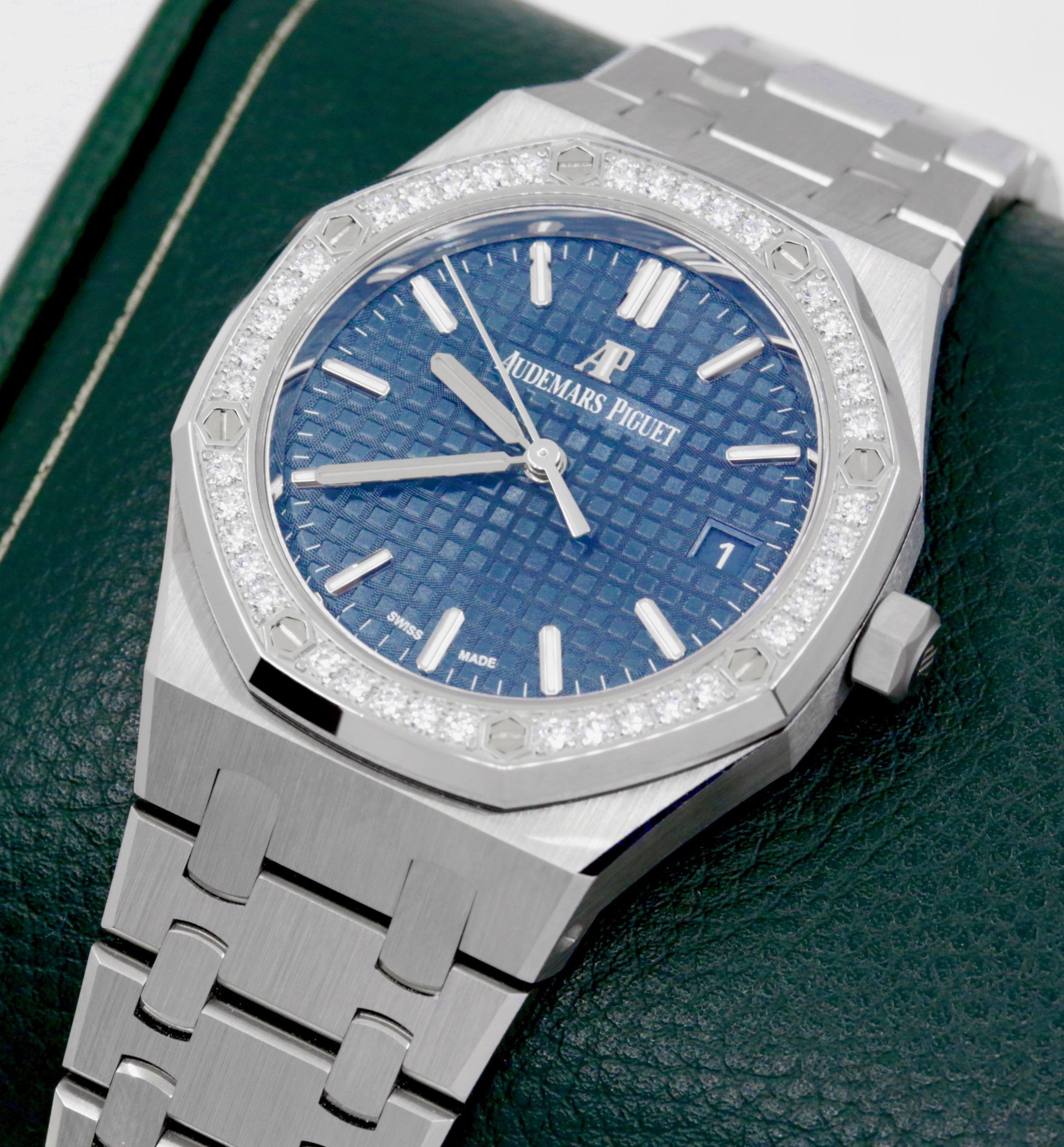 Audemars Piguet Royal Oak 34mm Stainless Steel with Date, Bezel set with 40 brilliant-cut diamonds ~0.71 carats on a Royal Oak Integrated Bracelet, Blue-grey Tappisserie Dial. Ref: 77351ST.ZZ.1261ST.01 Circa: 2022, Complete with Box & Papers - Image 3