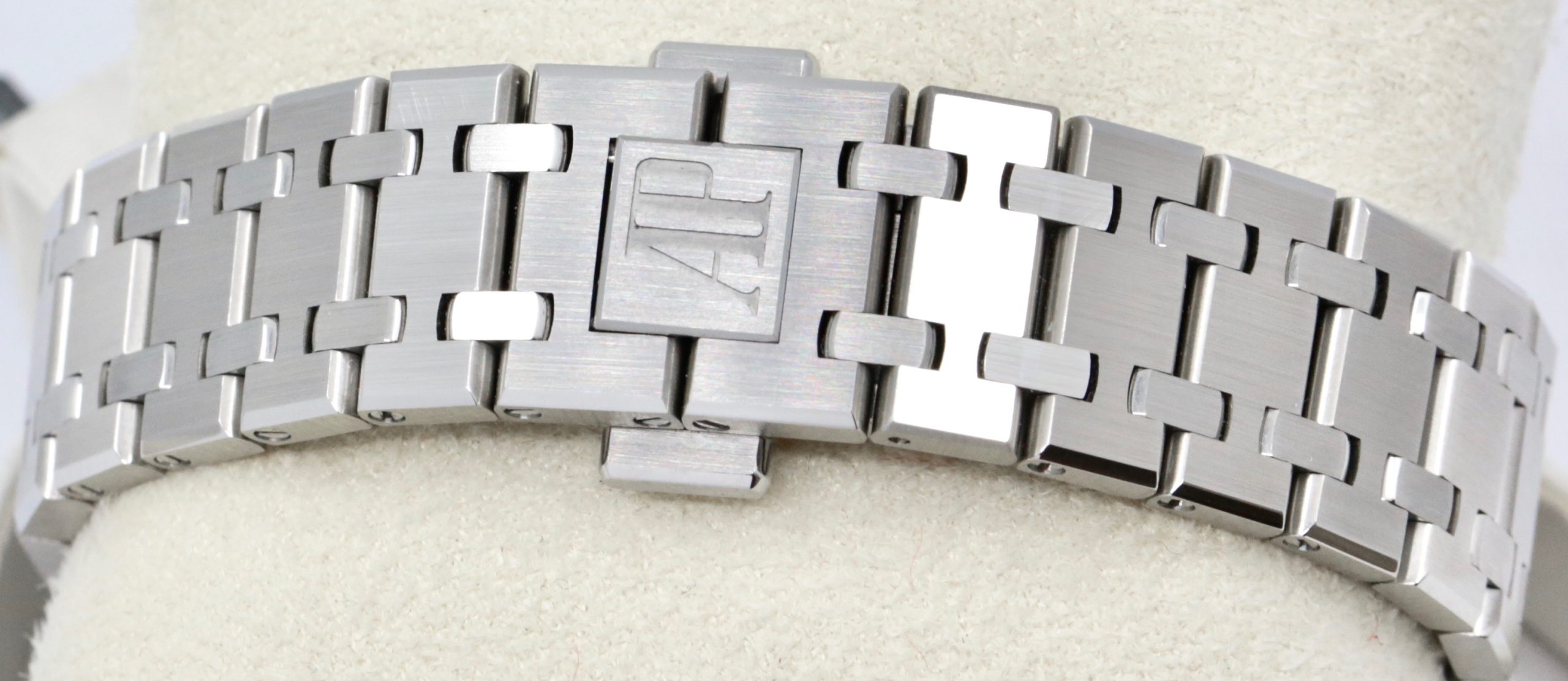 Audemars Piguet Royal Oak 34mm Stainless Steel with Date, Bezel set with 40 brilliant-cut diamonds ~0.71 carats on a Royal Oak Integrated Bracelet, Blue-grey Tappisserie Dial. Ref: 77351ST.ZZ.1261ST.01 Circa: 2022, Complete with Box & Papers - Image 6