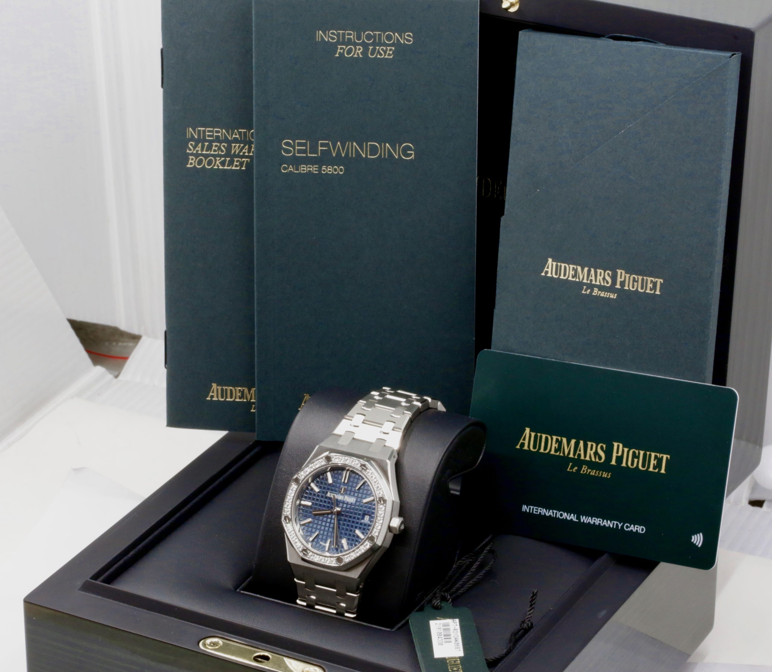 Audemars Piguet Royal Oak 34mm Stainless Steel with Date, Bezel set with 40 brilliant-cut diamonds ~0.71 carats on a Royal Oak Integrated Bracelet, Blue-grey Tappisserie Dial. Ref: 77351ST.ZZ.1261ST.01 Circa: 2022, Complete with Box & Papers - Image 7