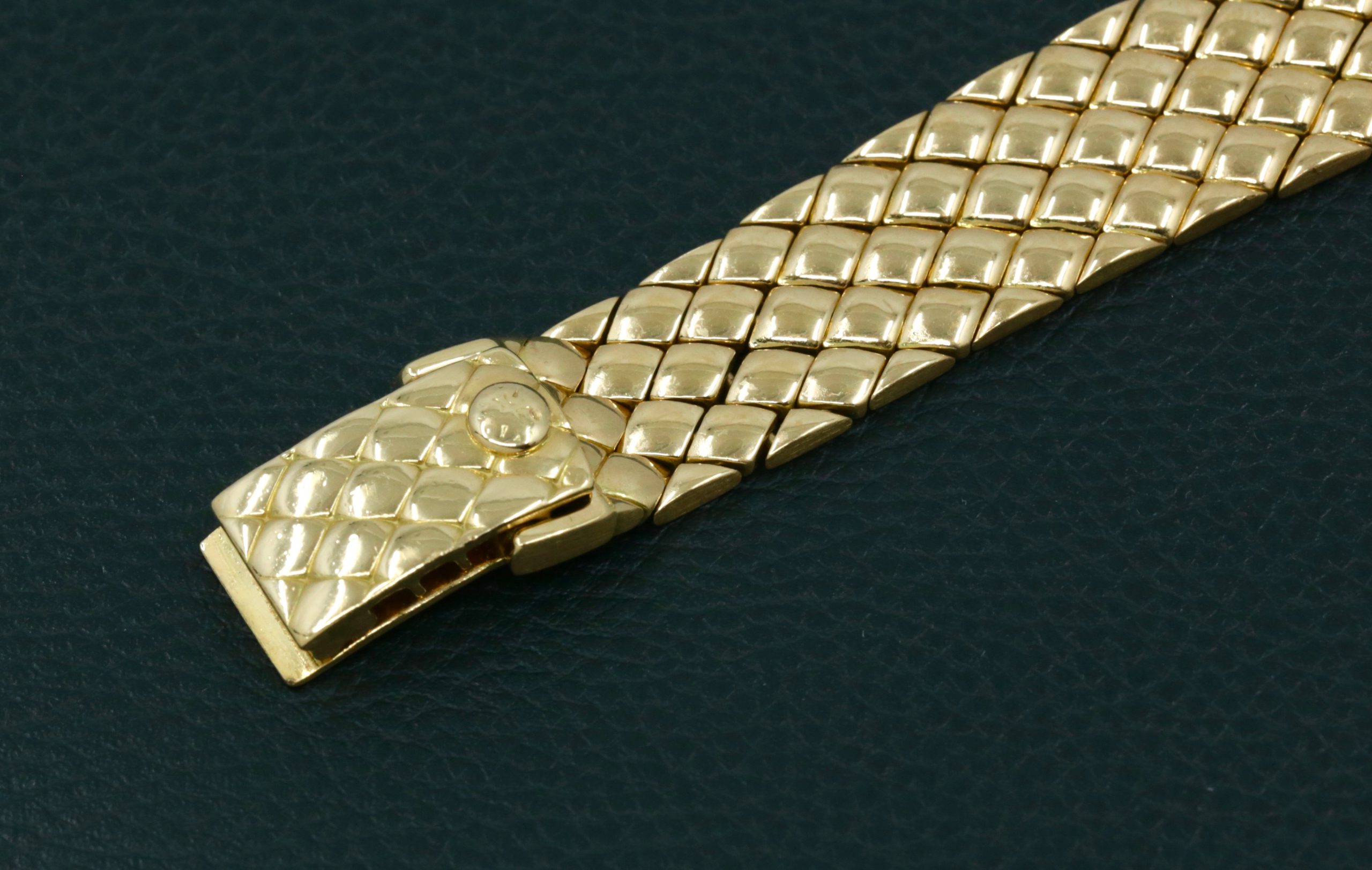 Patek Philippe Ladies Wristwatch, in 18ct Yellow Gold, White Roman Dial, on a integrated 18ct Yellow Gold Patek Philippe Bracelet, Ref. 4820/1, Ca.2000, Watch Only, $12,500 - Image 6