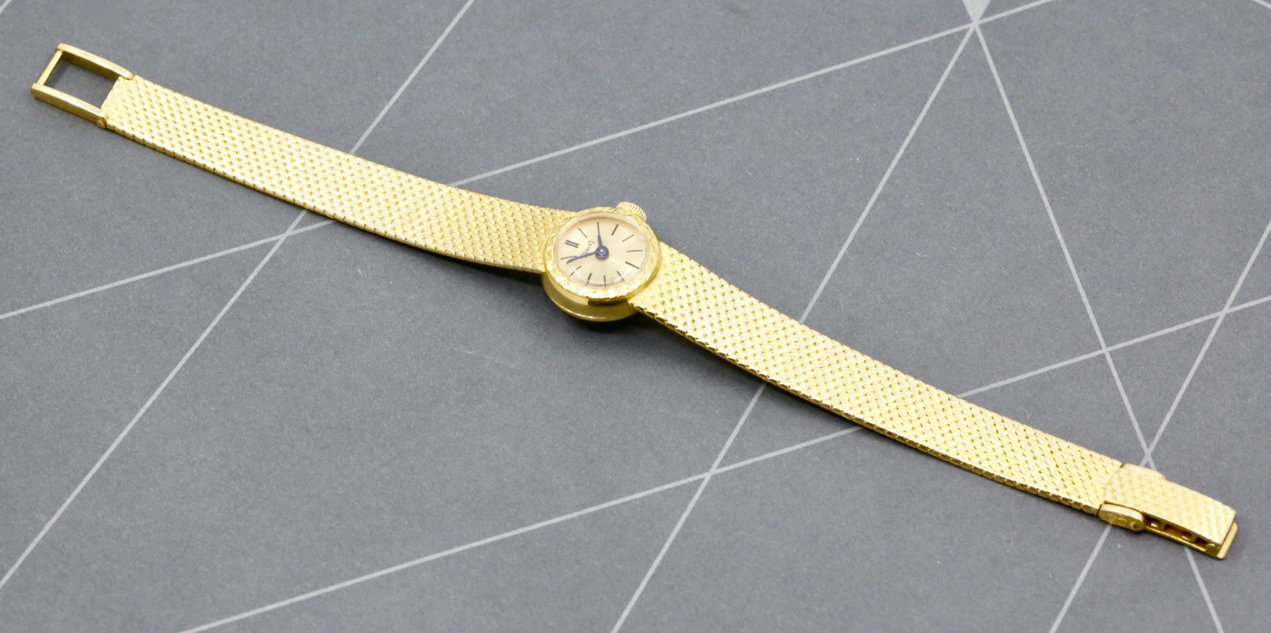 Piaget lady Cocktail Watch in 18ct Yellow Gold, Champagne index dial on a 18ct gold integrated woven bracelet with folding clasp. Ref: 6573, with the original Piaget Box. CIRCA 1954. - Image 6
