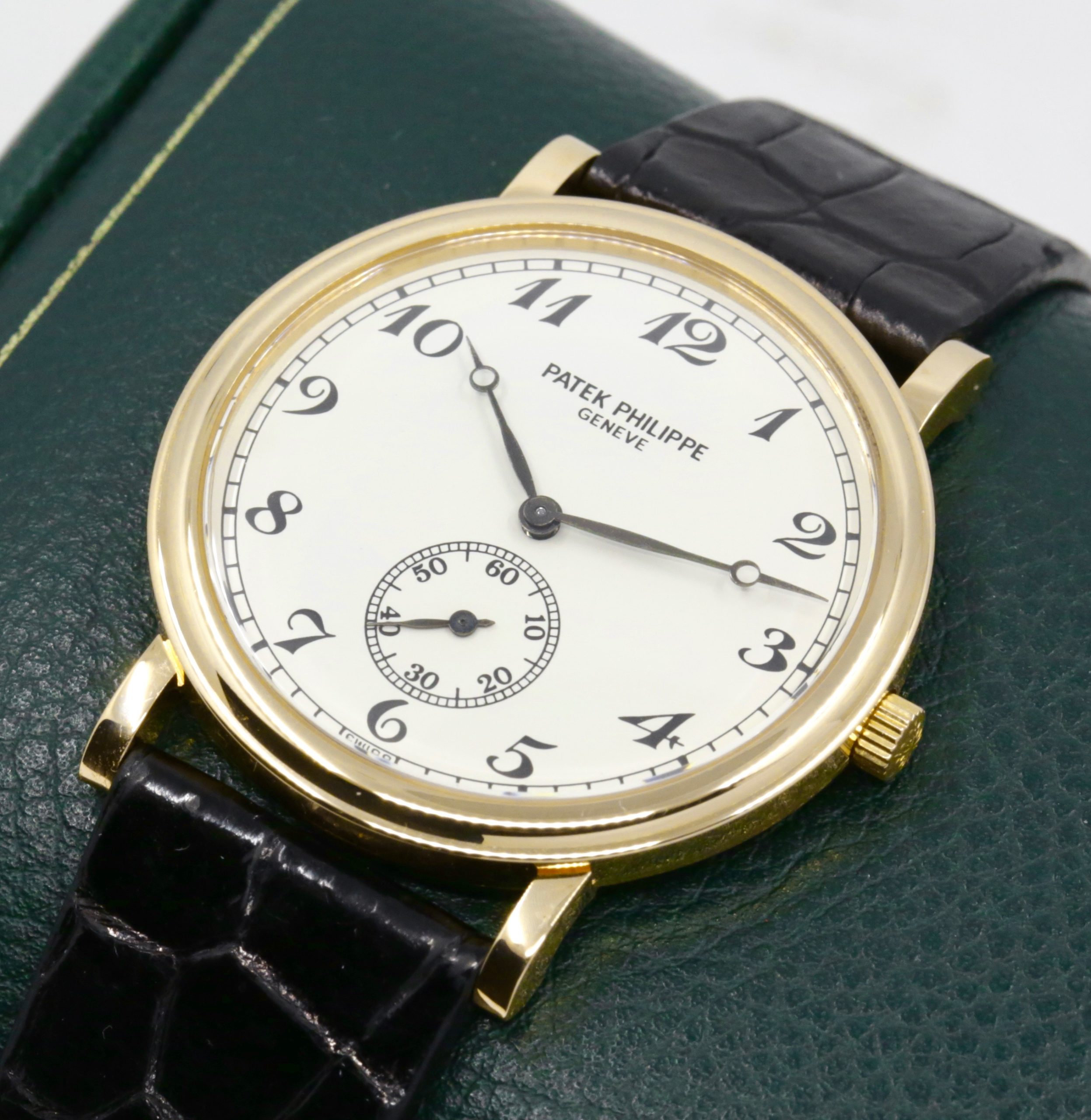 Patek Philippe Calatrava in 18ct Yellow Gold, Silver Dial with Breguet Markers, on Black Alligator Leather Strap with a Patek Philippe 18ct Yellow Gold Tang Buckle, Manual-Winding Calibre 215 PS, Ref: 5022J Ca: 2000 - Image 3