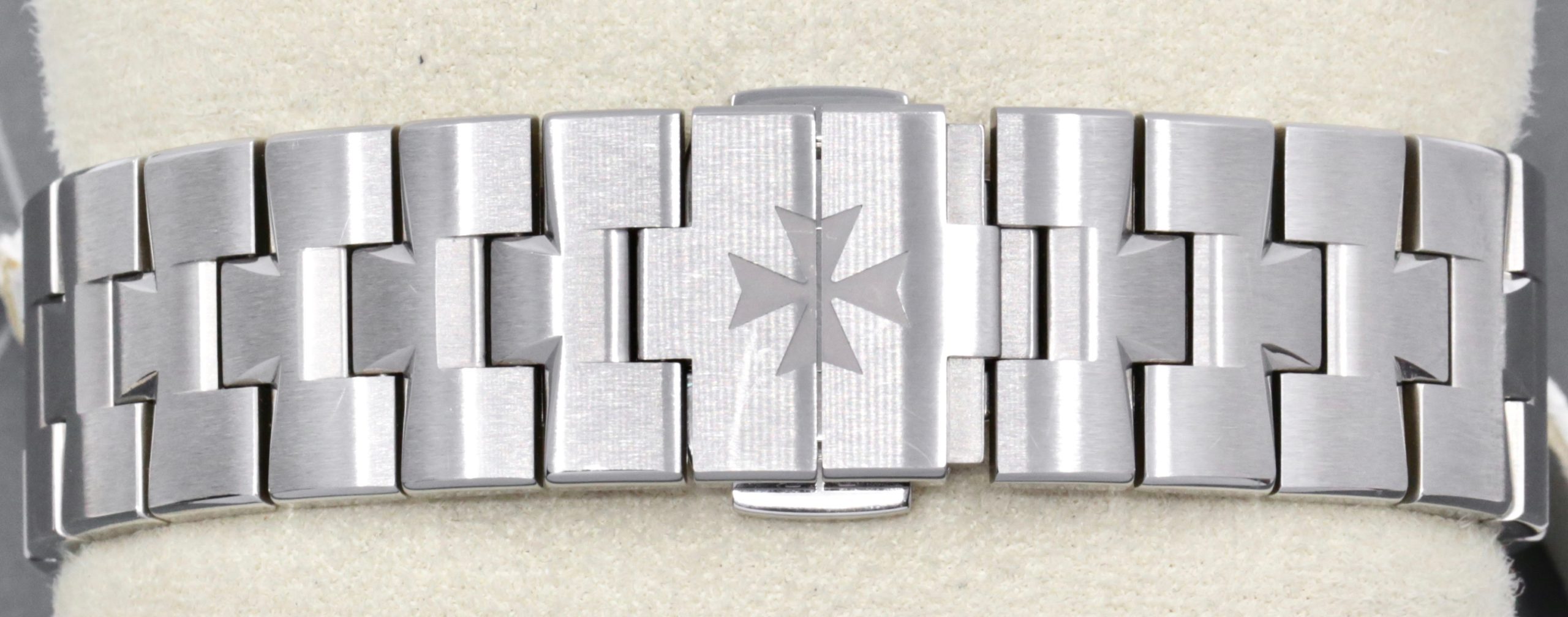Vacheron Constantin Overseas, in Stainless Steel, with Blue Index Dial, on Stainless Steel Vacheron Constantin Bracelet, Ref. 4500V/110A-B128, Circa: 2022, Complete with Box, Books, & Vacheron Constantin Warranty Card - Image 6